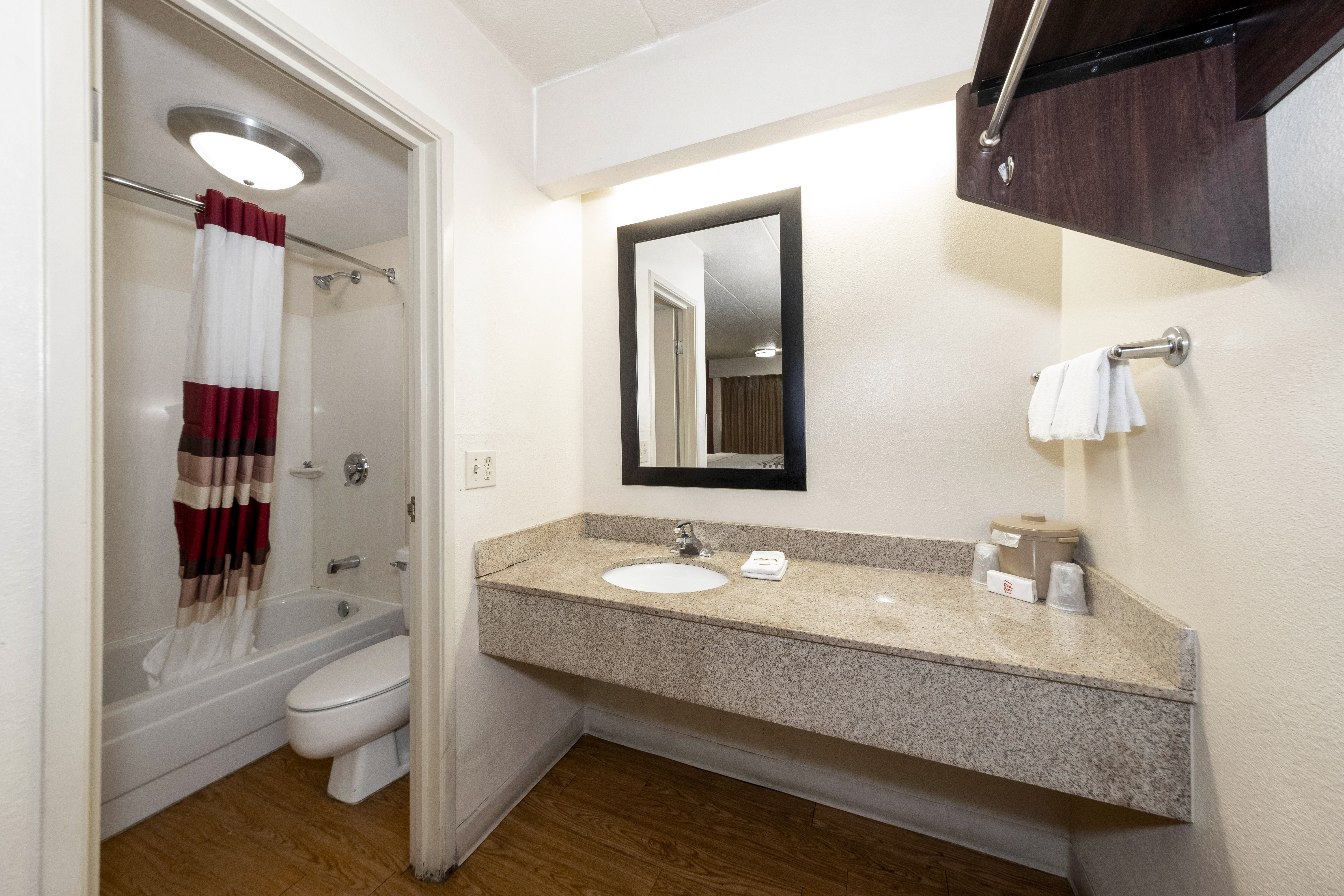 RED ROOF CHICAGO-LANSING-guestroom-Vanity Bath.jpg