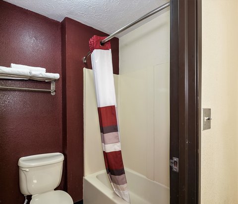 Hermitage_PA_cheap_hotel_Bathroom2