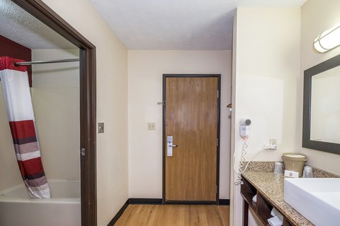 Hermitage_PA_cheap_hotel_Bathroom1
