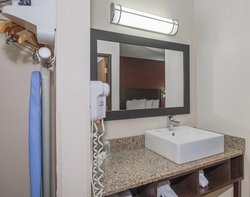  - Red Roof Inn & Suites Hermitage - I-80, Exit 4B