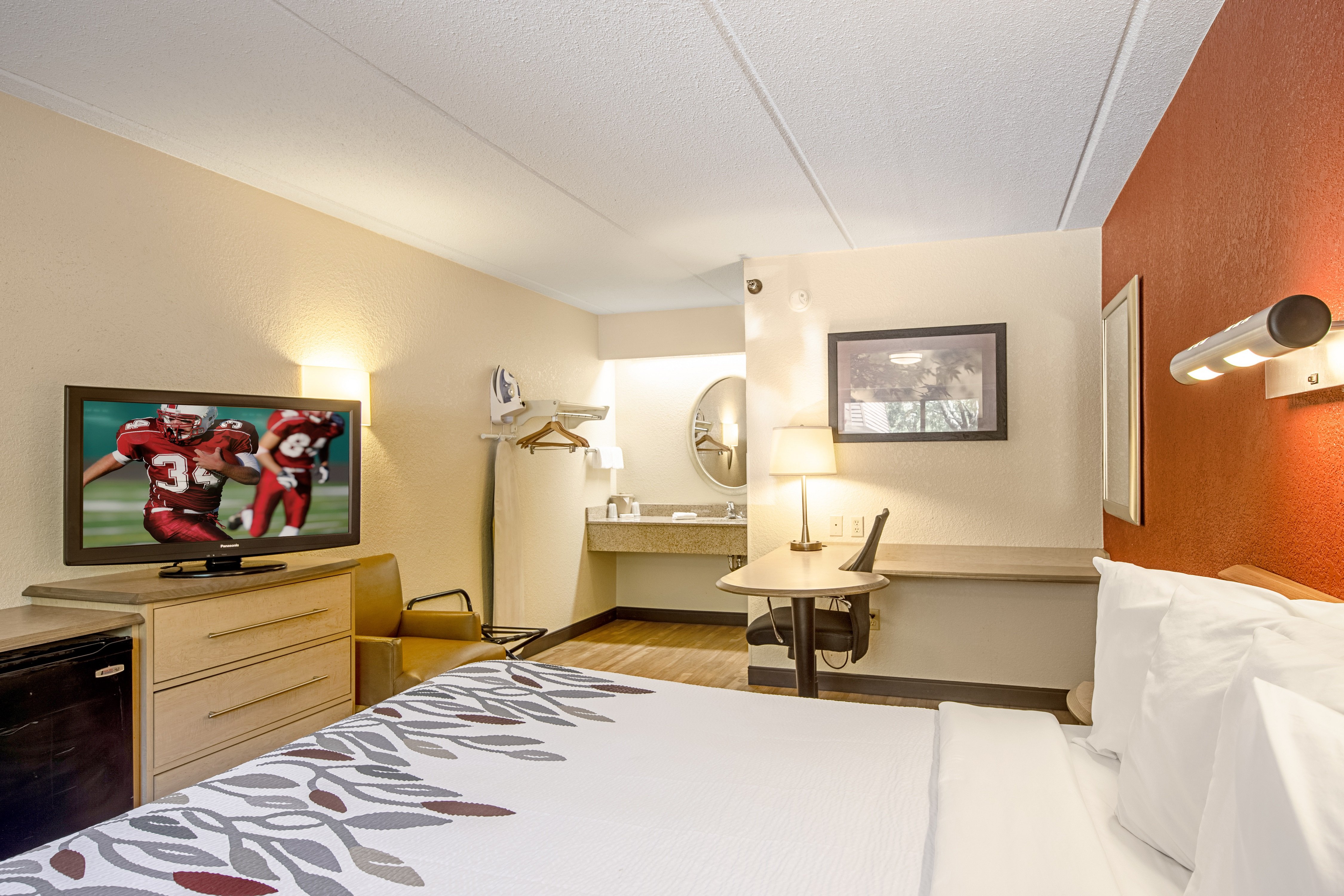 RED ROOF INN AKRON-guestroom-Superior King (1).jpg