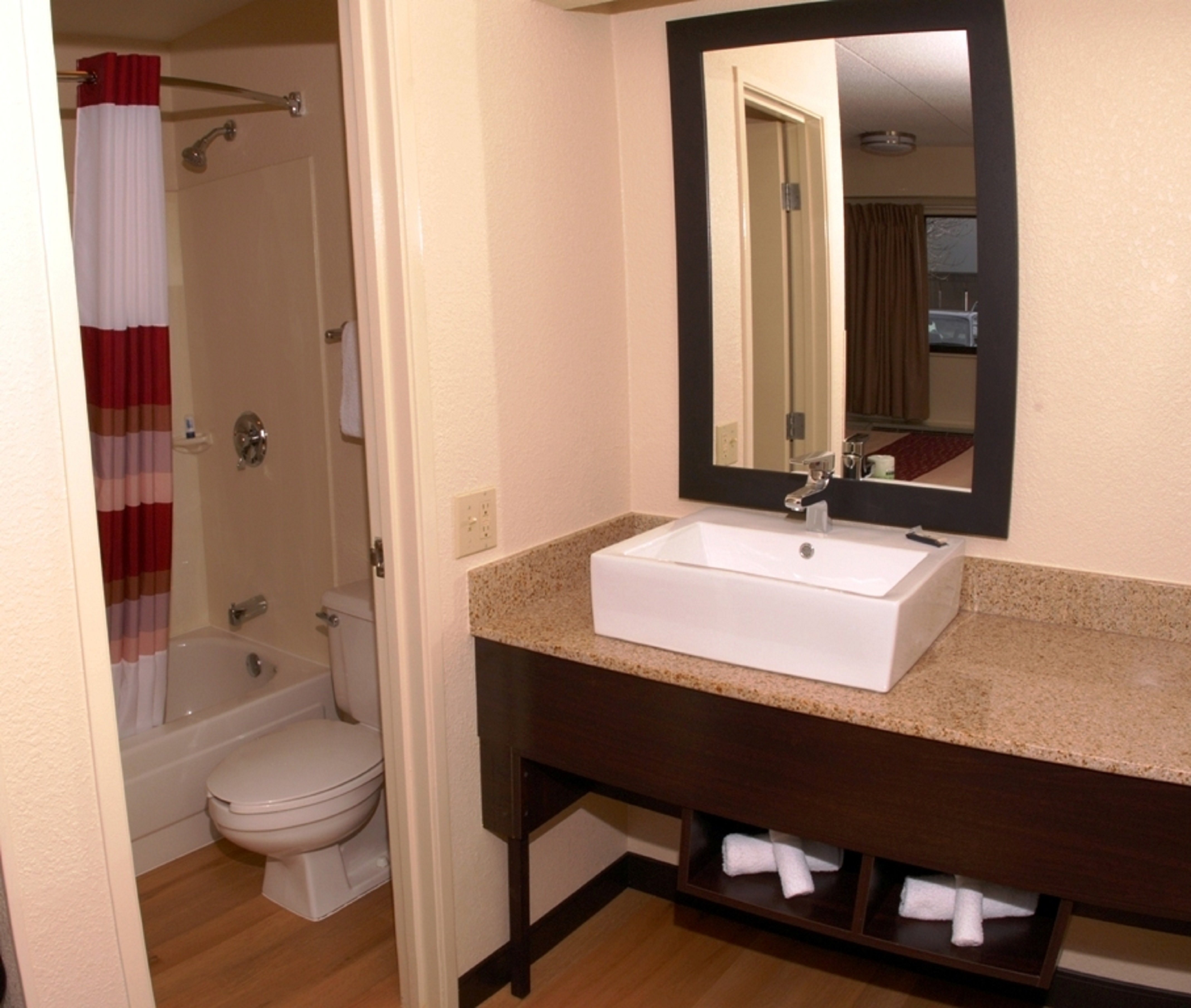 RED ROOF PLUS BALTIMORE NORTH-guestroom-Bathroom (1).jpg