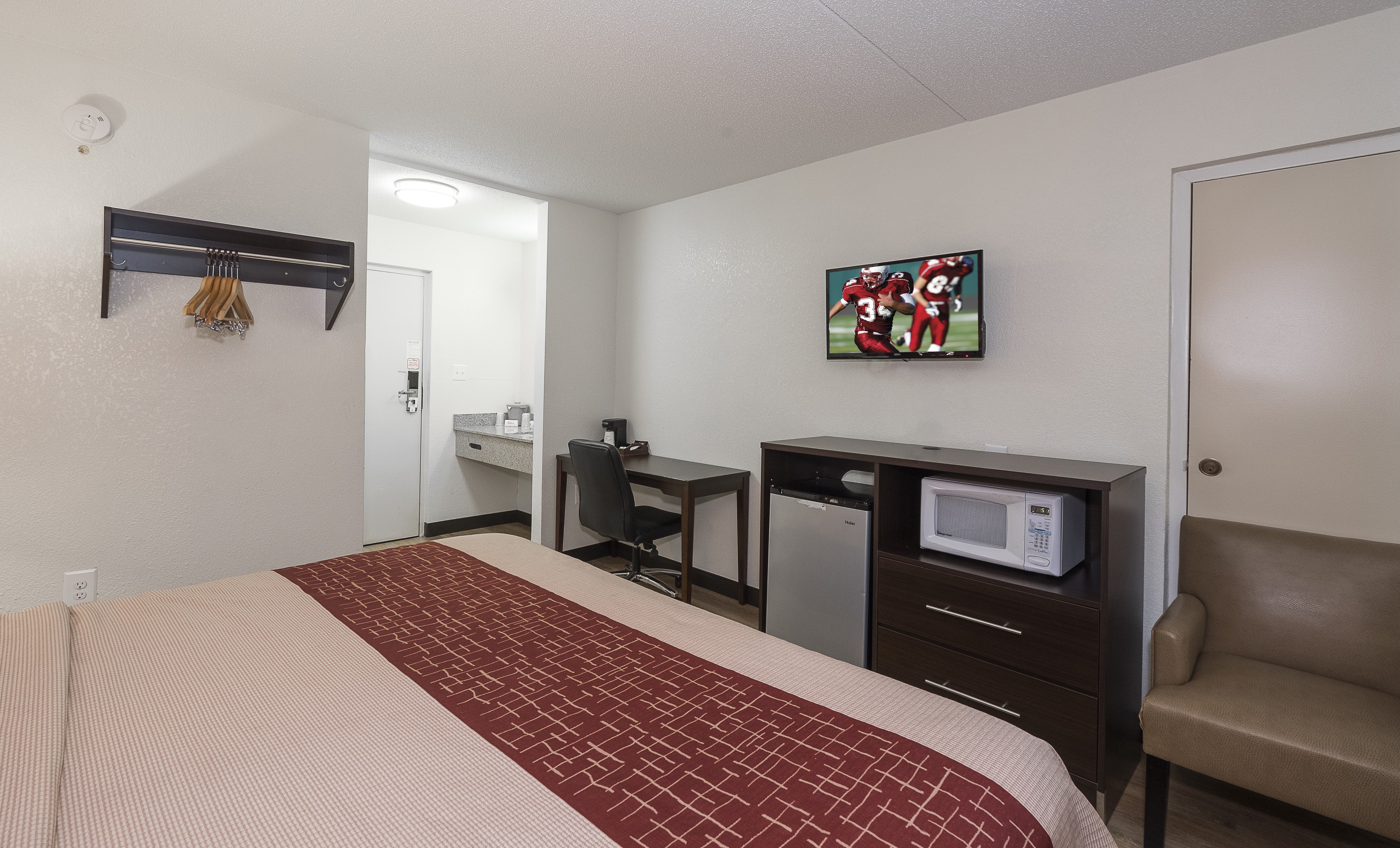 RED ROOF LANCASTER STRASBURG-guestroom-Lancaster_PA_cheap_hotel_King_Suite11.jpg