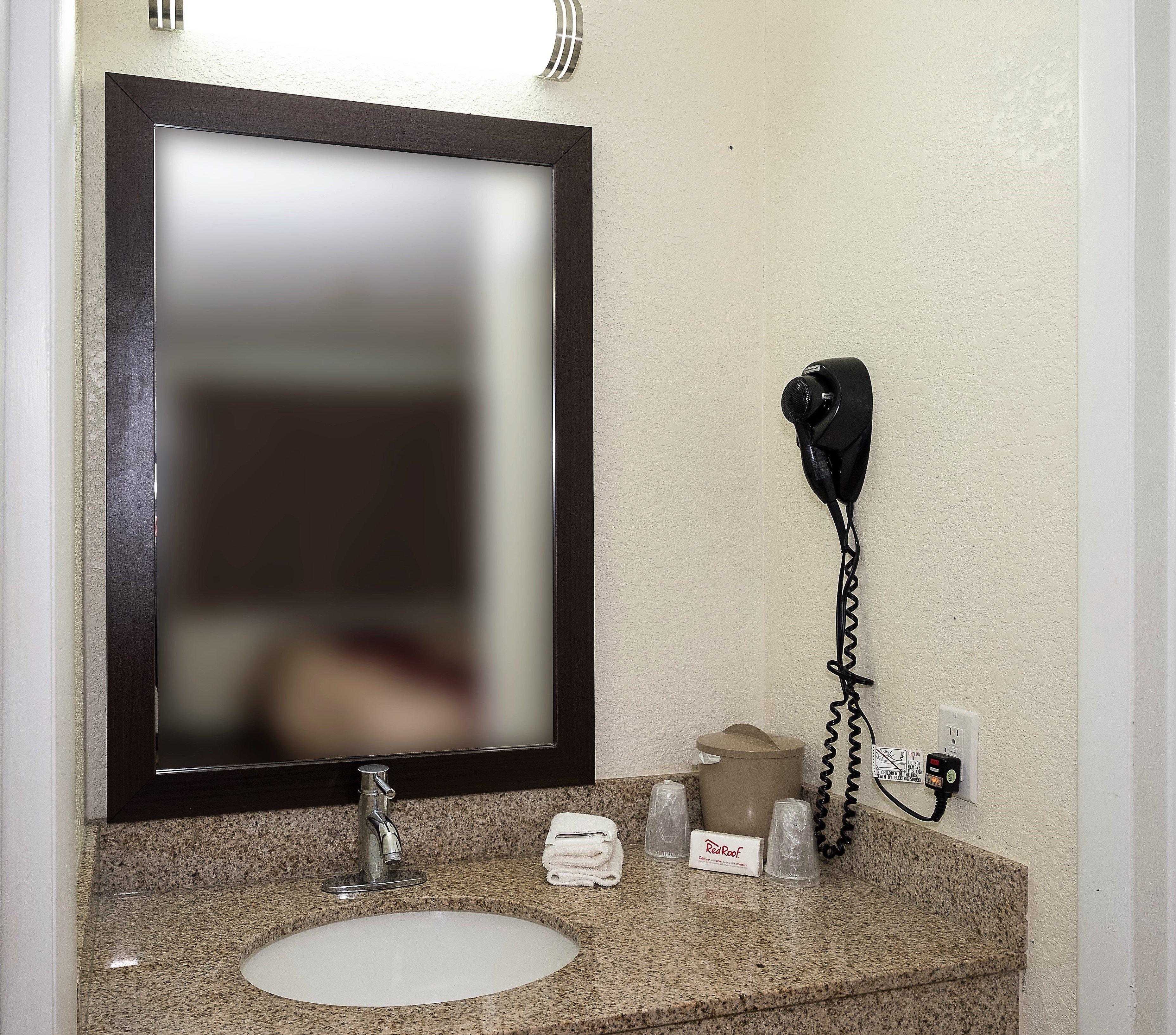 RED ROOF LANCASTER STRASBURG-guestroom-Bathroom.jpg
