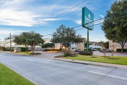  - HomeTowne Studios North Addison Tollway Dallas