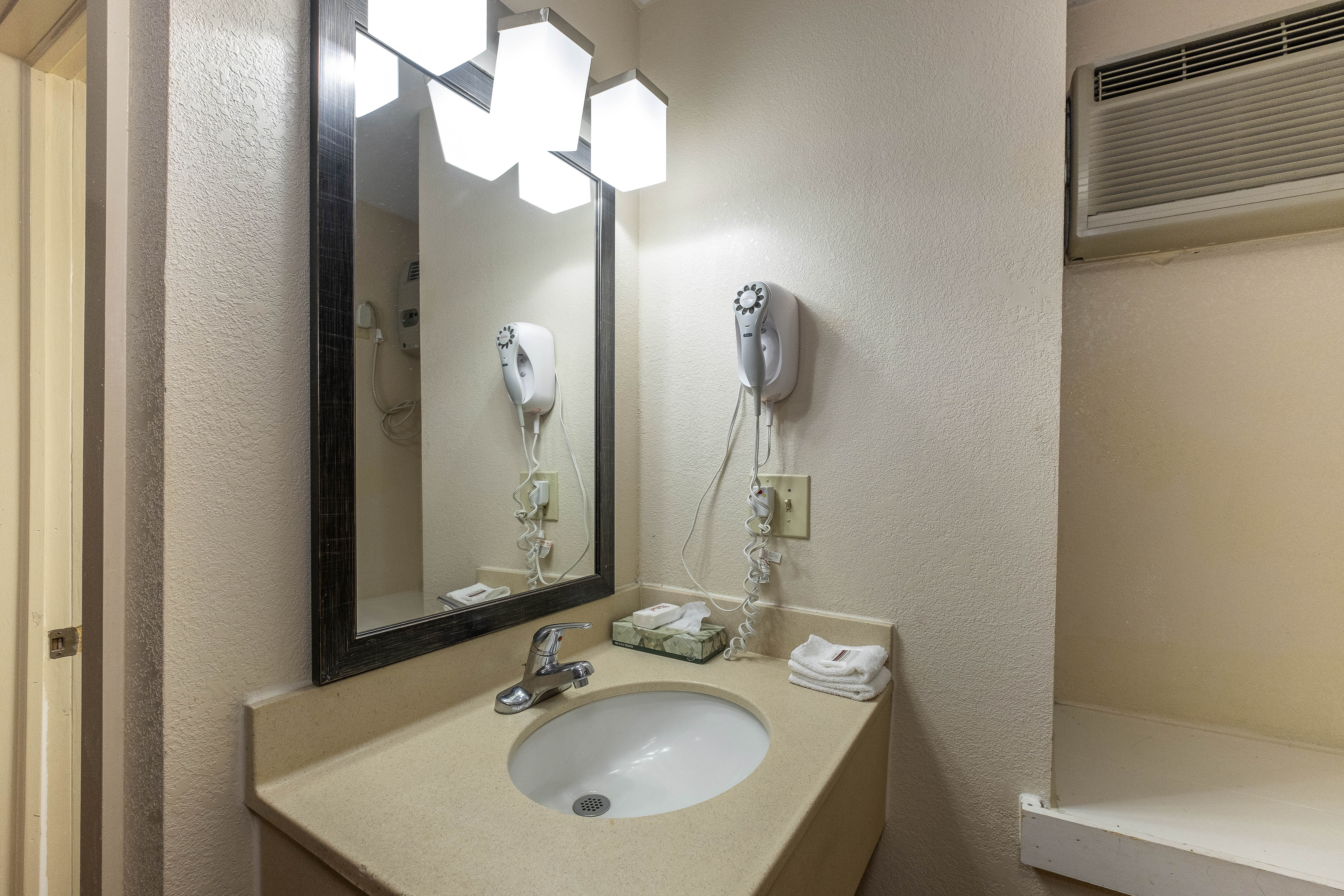 RED ROOF NEPTUNE - JERSEY SHORE-guestroom-Bathroom.jpg
