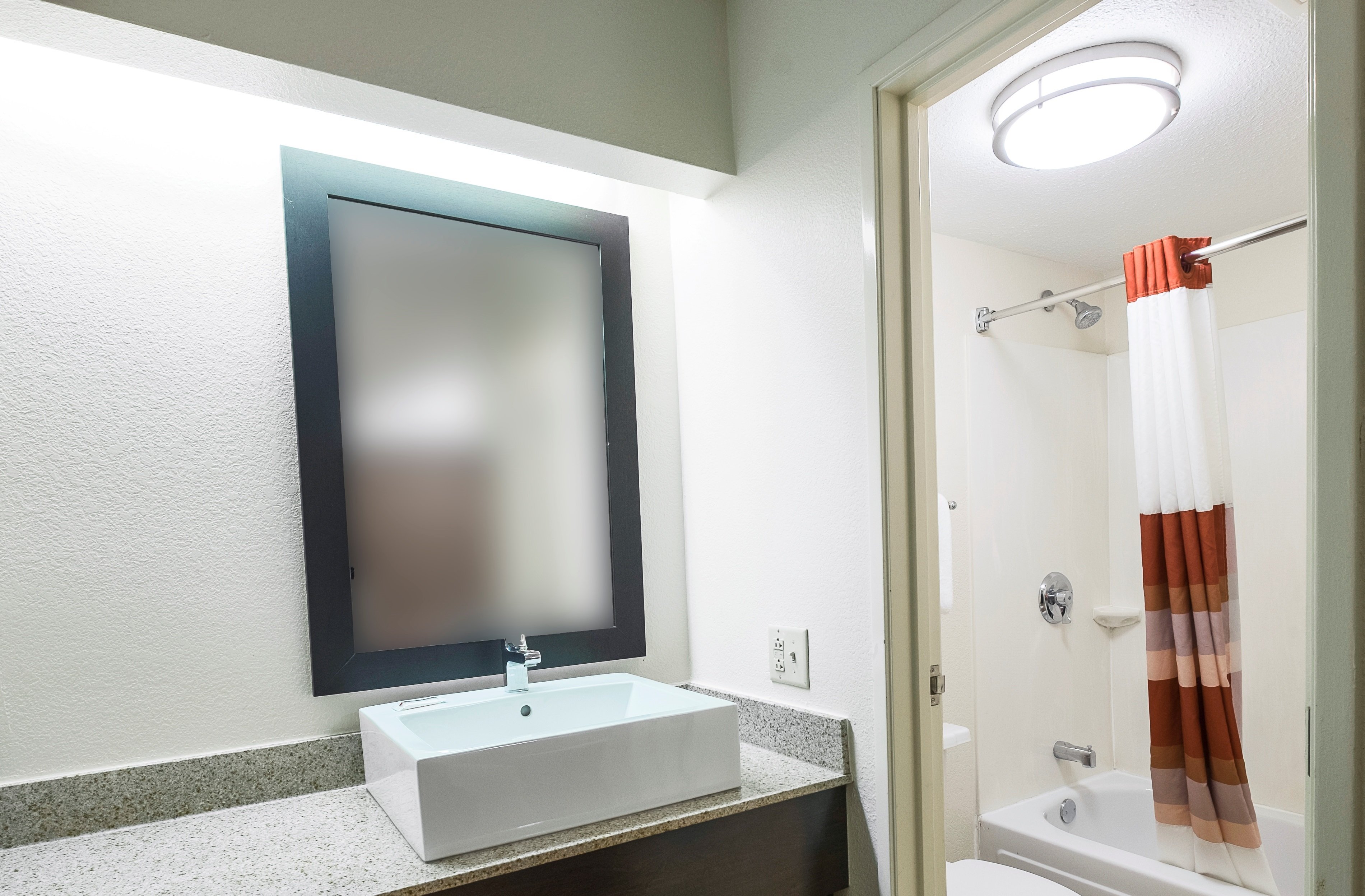 RED ROOF TOLEDO UNIVERSITY-guestroom-Bathroom (2).jpg