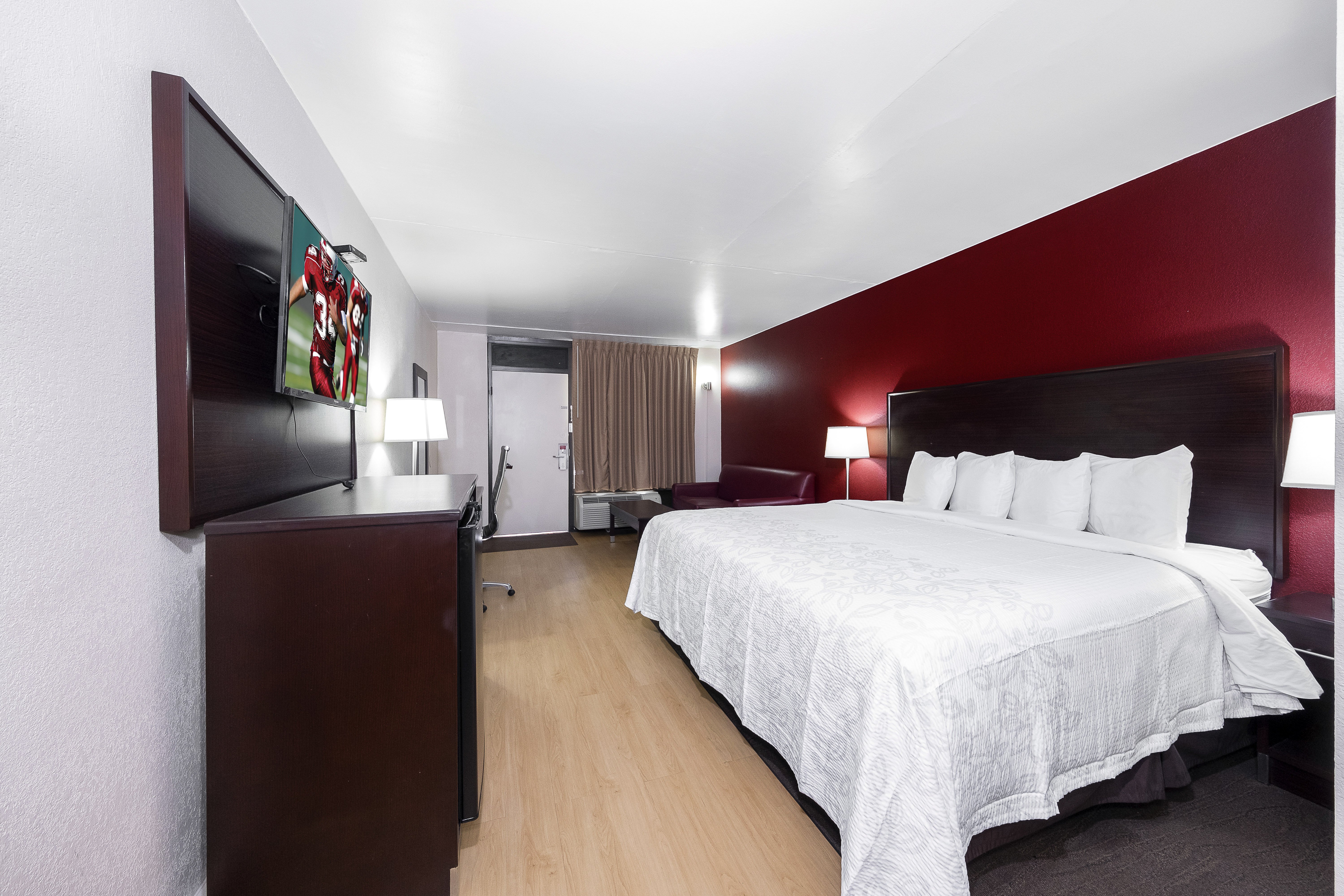 RED ROOF PLUS HUNTSVILLE-MADISON-guestroom-King Suite.jpg