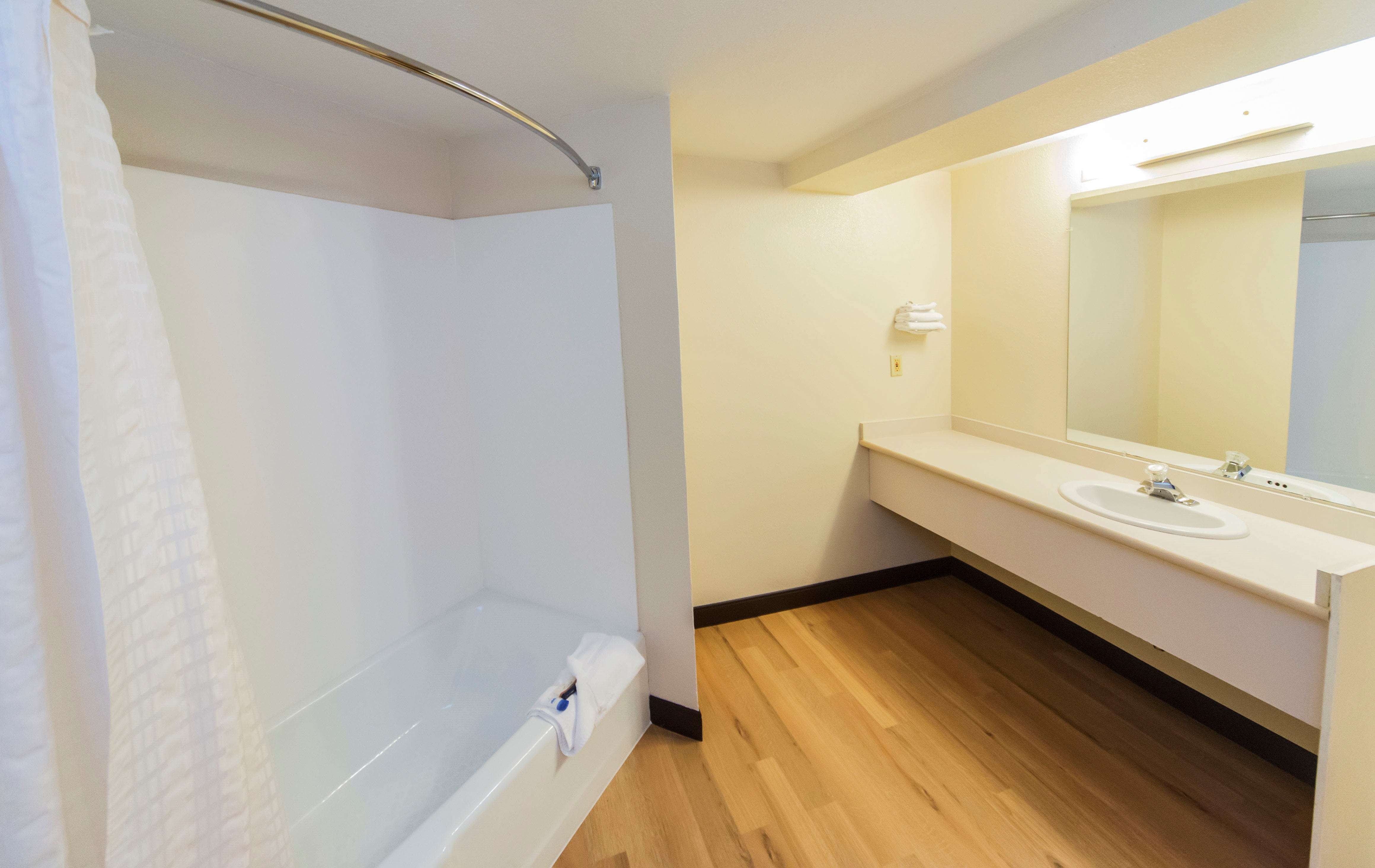 RED ROOF RALEIGH SOUTHWEST-CARY-guestroom-Suite Bathroom.jpg