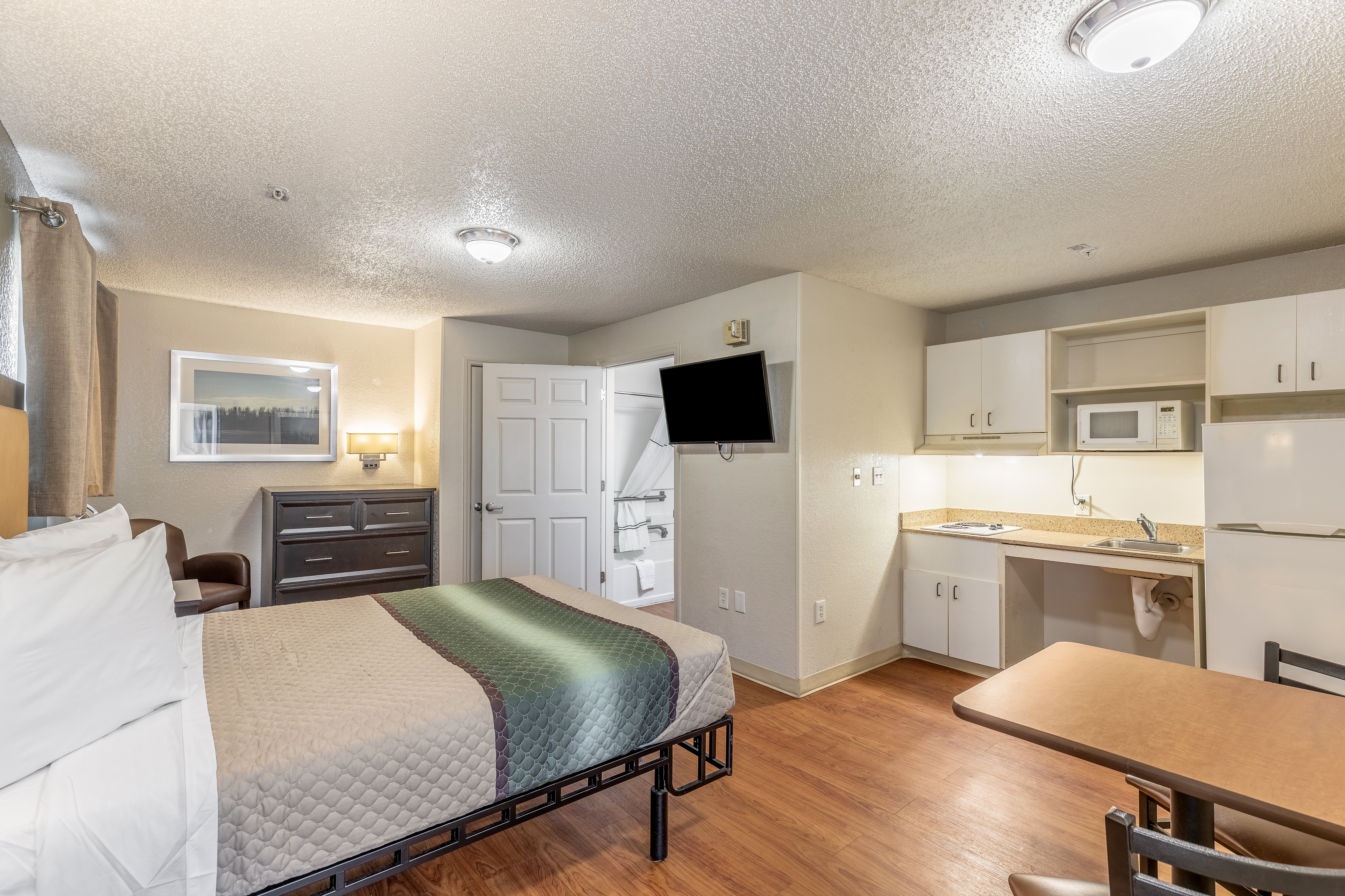 HOMETOWNE ORLANDO - CASSELBERRY-guestroom-King.jpg
