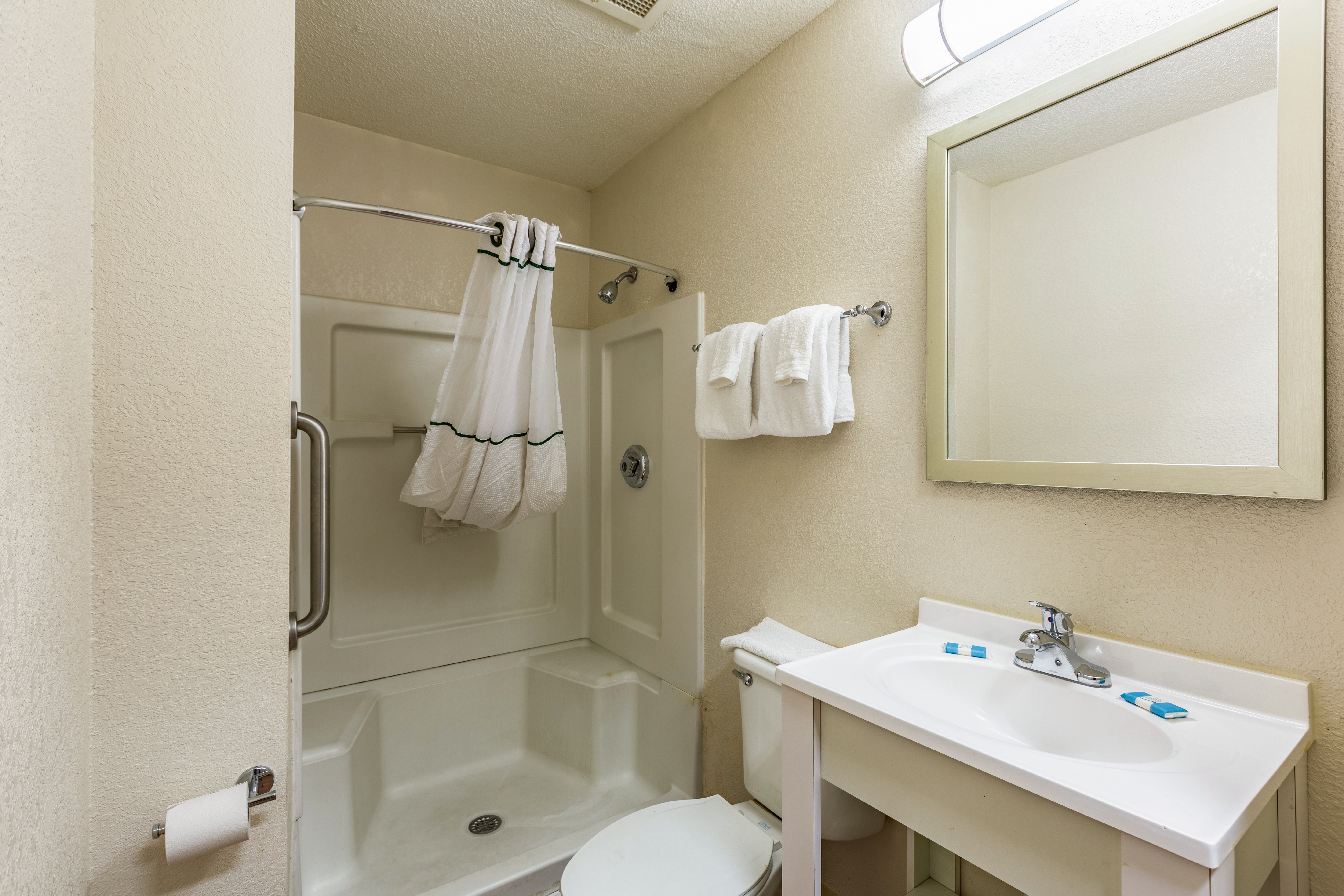 HOMETOWNE STUDIOS ATLANTA- CHAMBLEE-guestroom-Bathroom.jpg