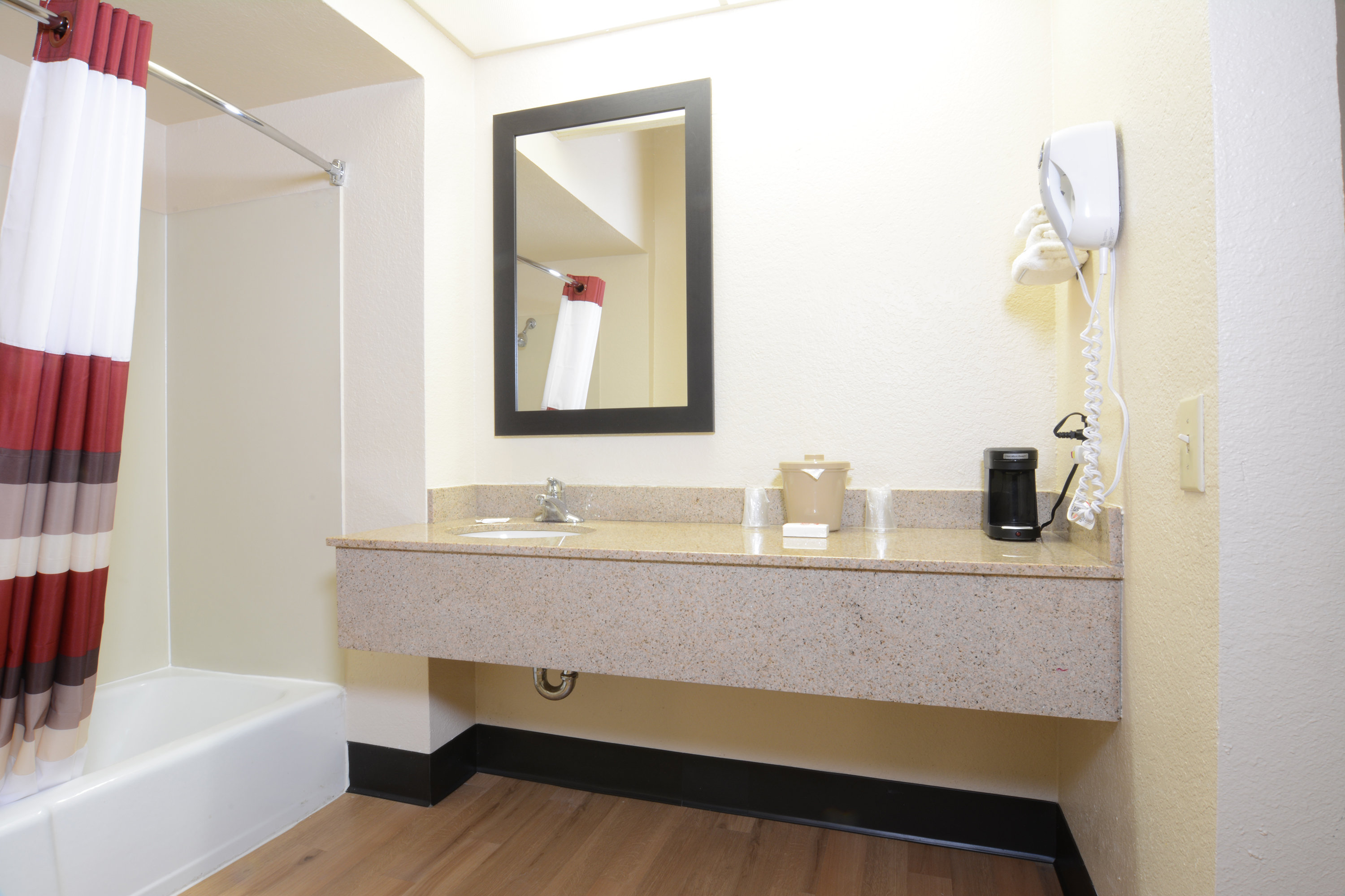 RED ROOF SAN DIMAS-FAIRPLEX-guestroom-Bathroom (1).jpg
