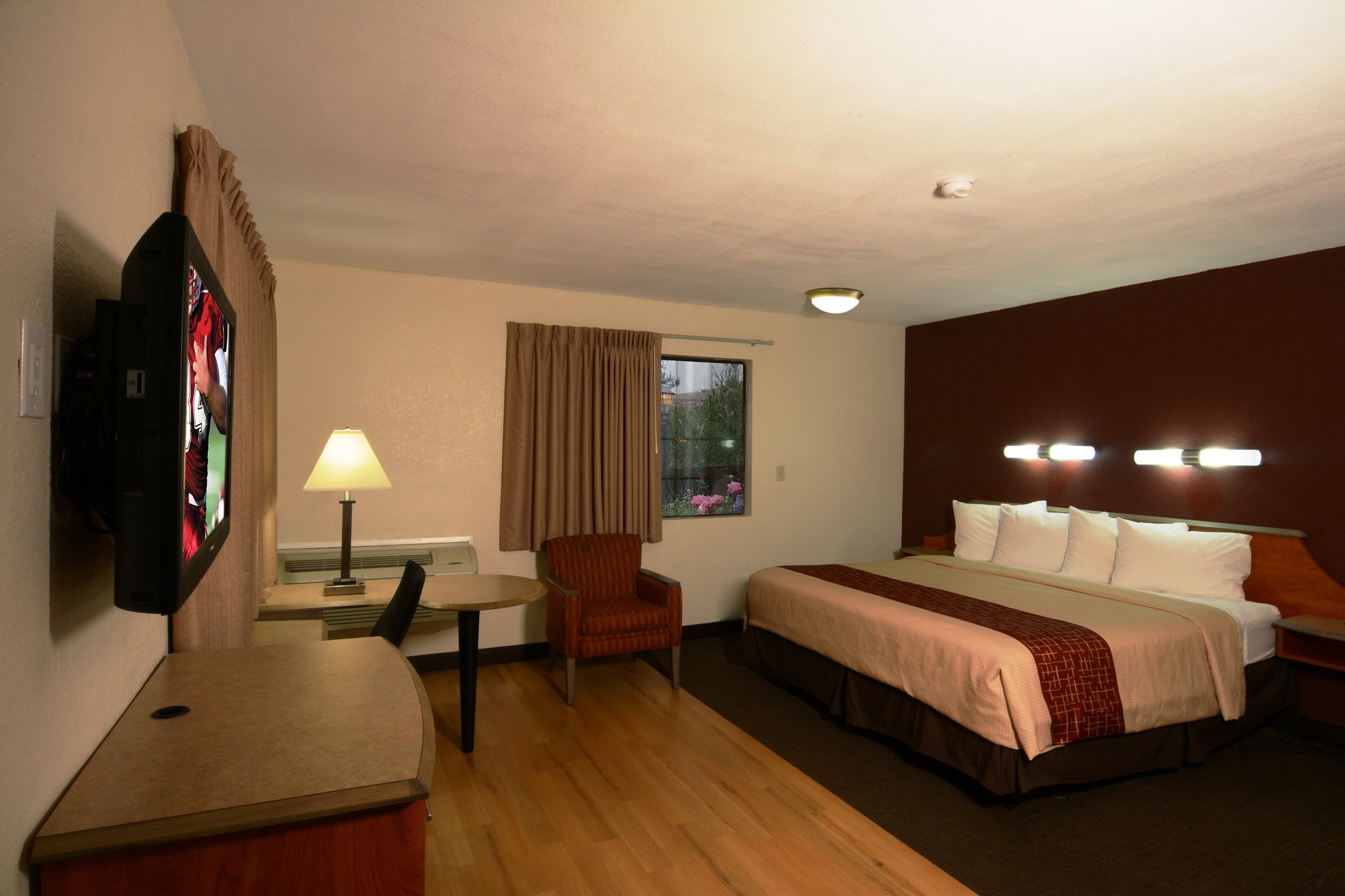 RED ROOF SAN DIMAS-FAIRPLEX-guestroom-King Suite (1).jpg