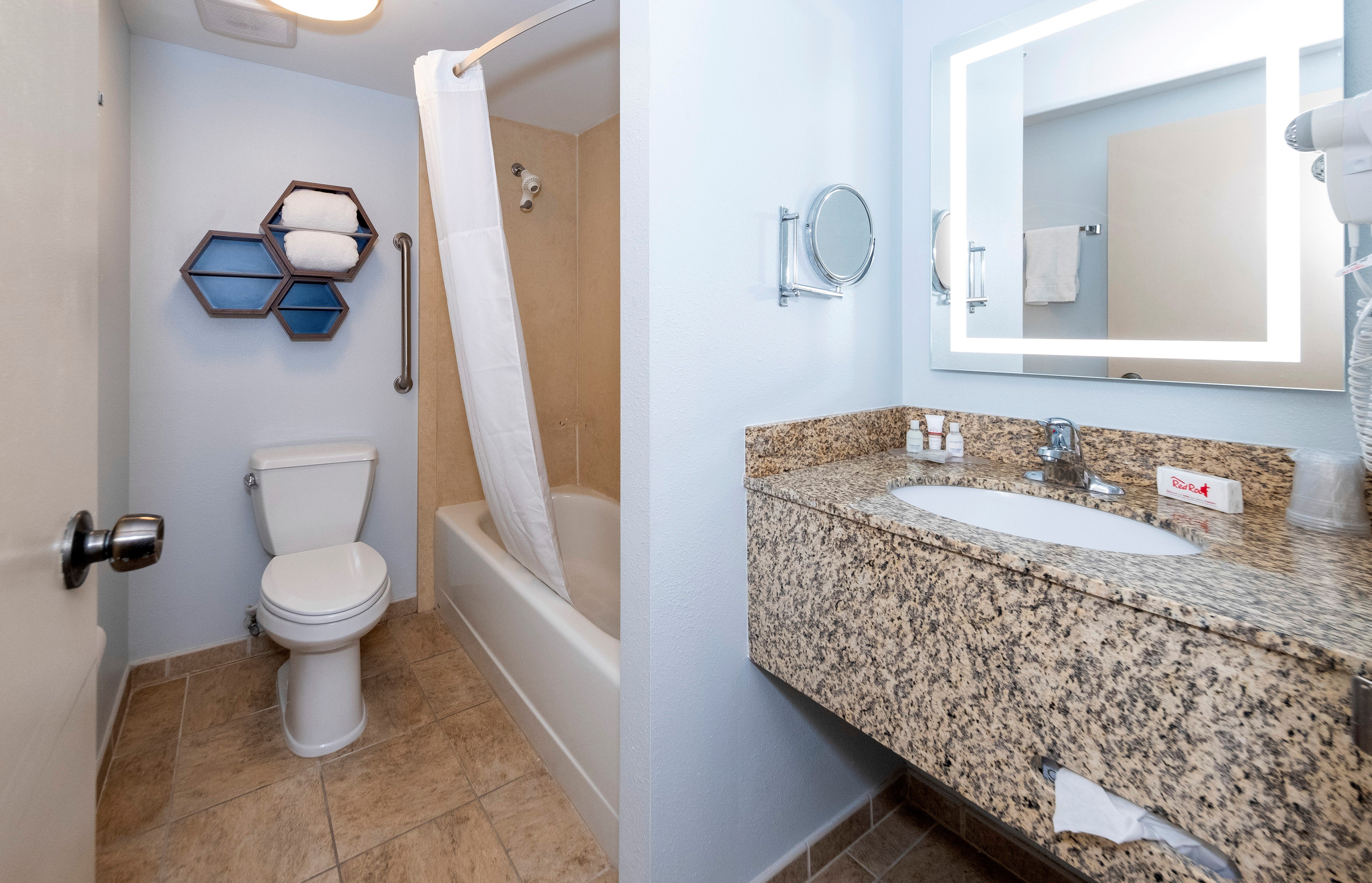HOMETOWNE WILMINGTON - NEW CASTLE-guestroom-bathroom.jpg