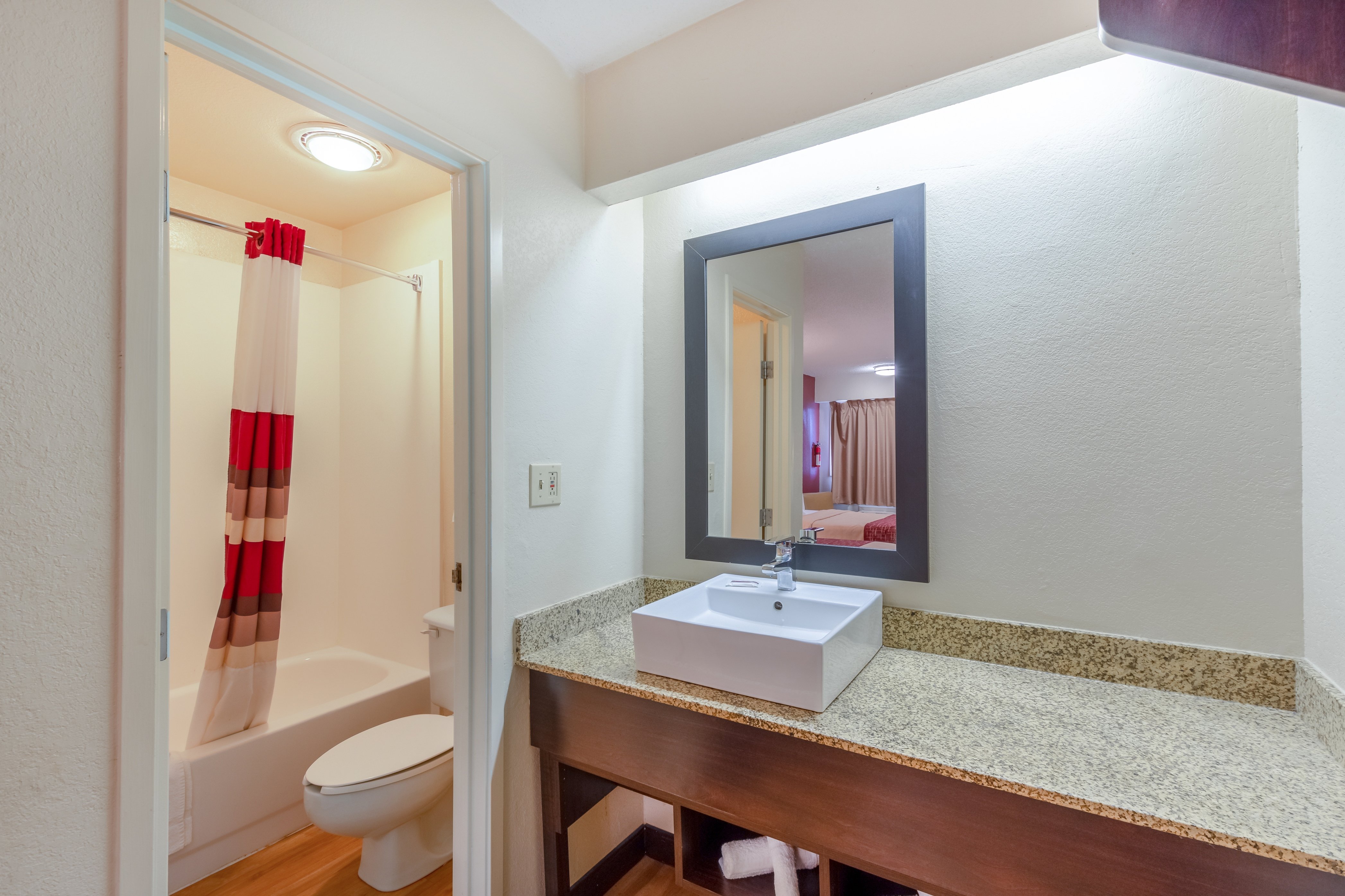 RED ROOF KALAMAZOO EAST - EXPO CENT-guestroom-Bathroom.jpg