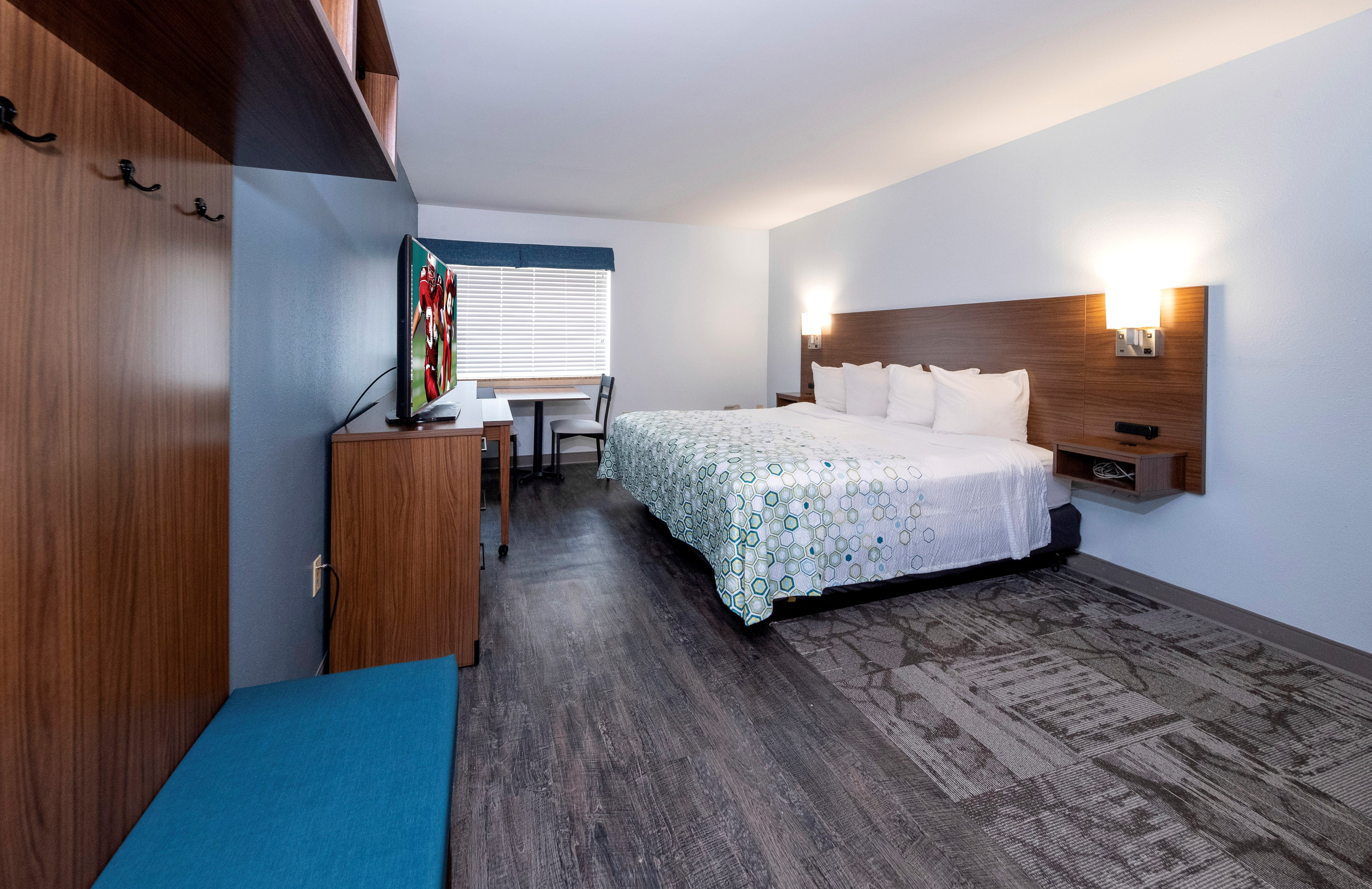 HOMETOWNE WILMINGTON - NEW CASTLE-guestroom-King.jpg