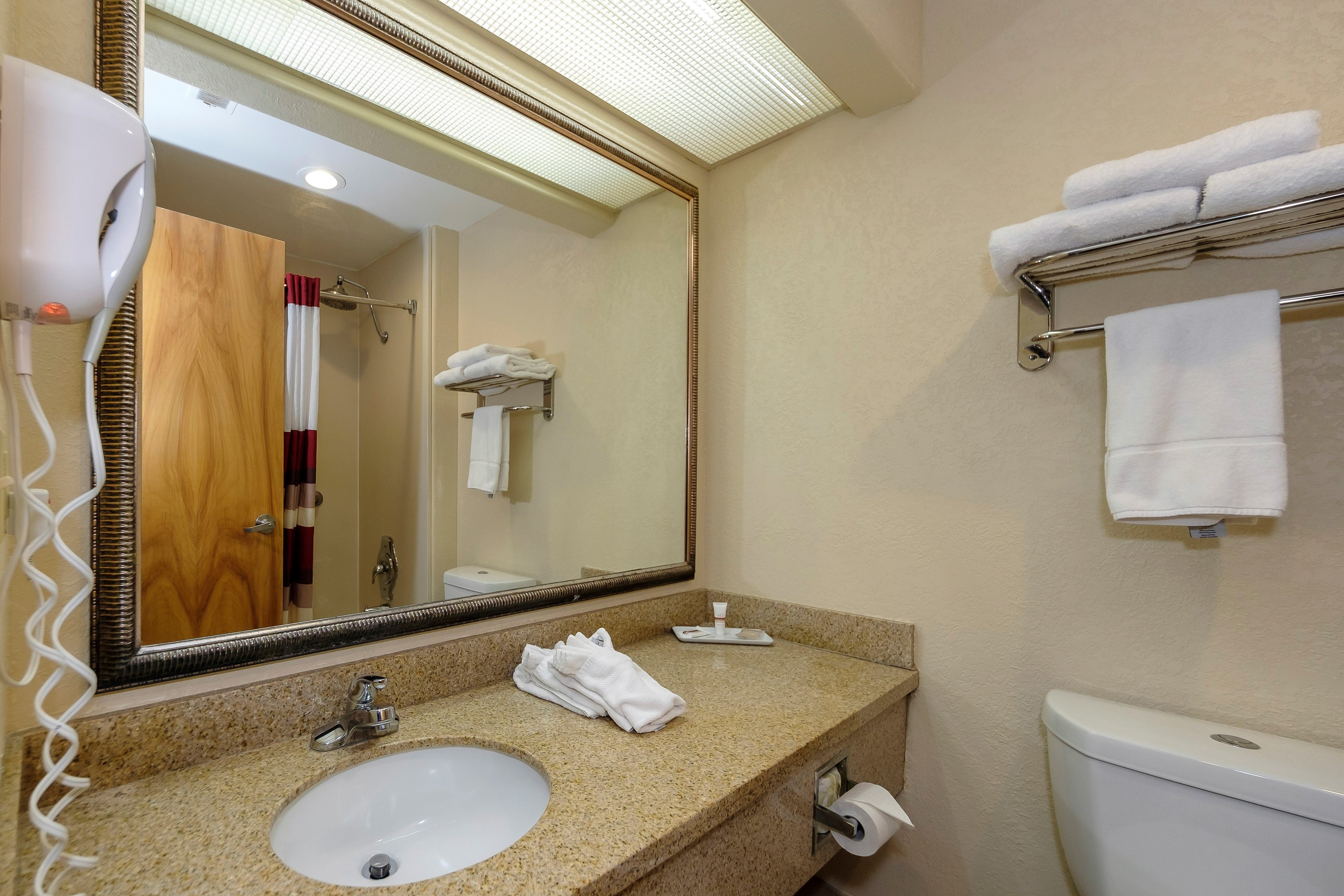 RED ROOF YEMASEE-guestroom-Bathroom.jpg