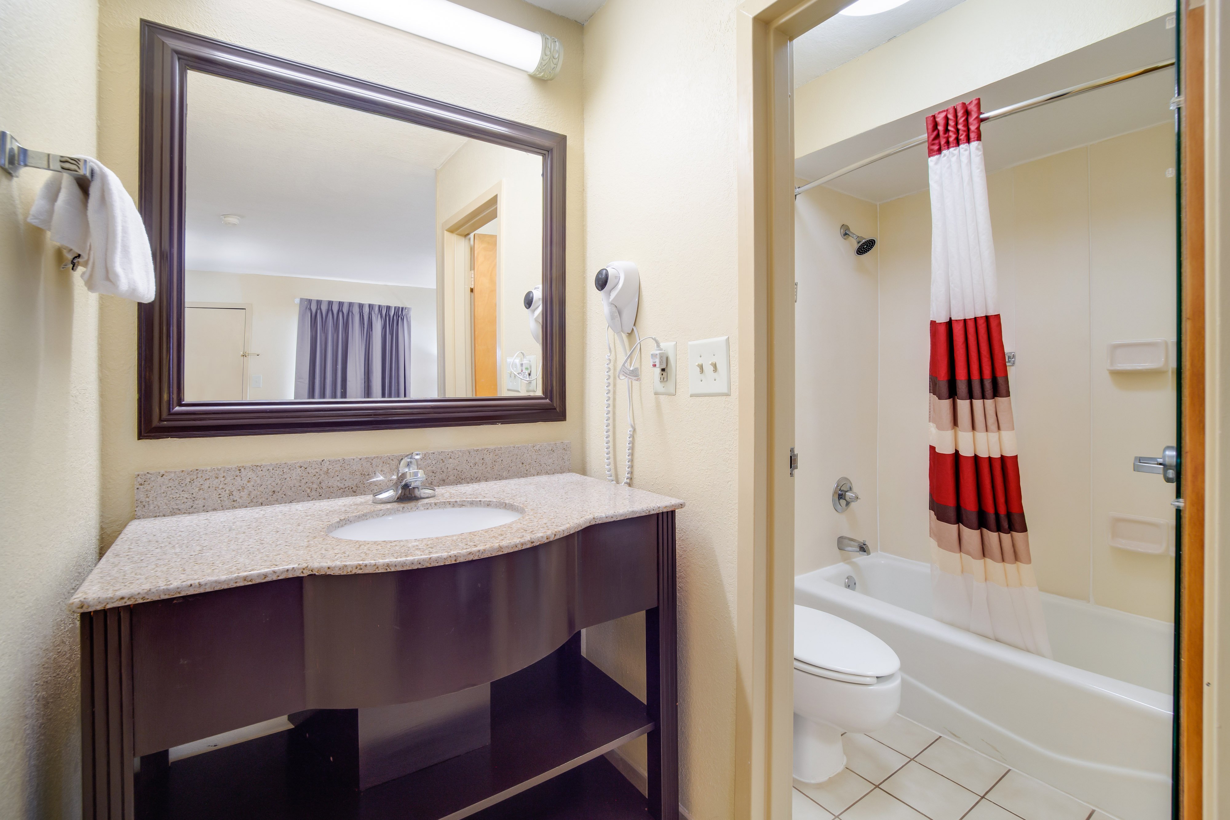 RED ROOF AUGUSTA-WASHINGTON RD-guestroom-Bathroom.jpg