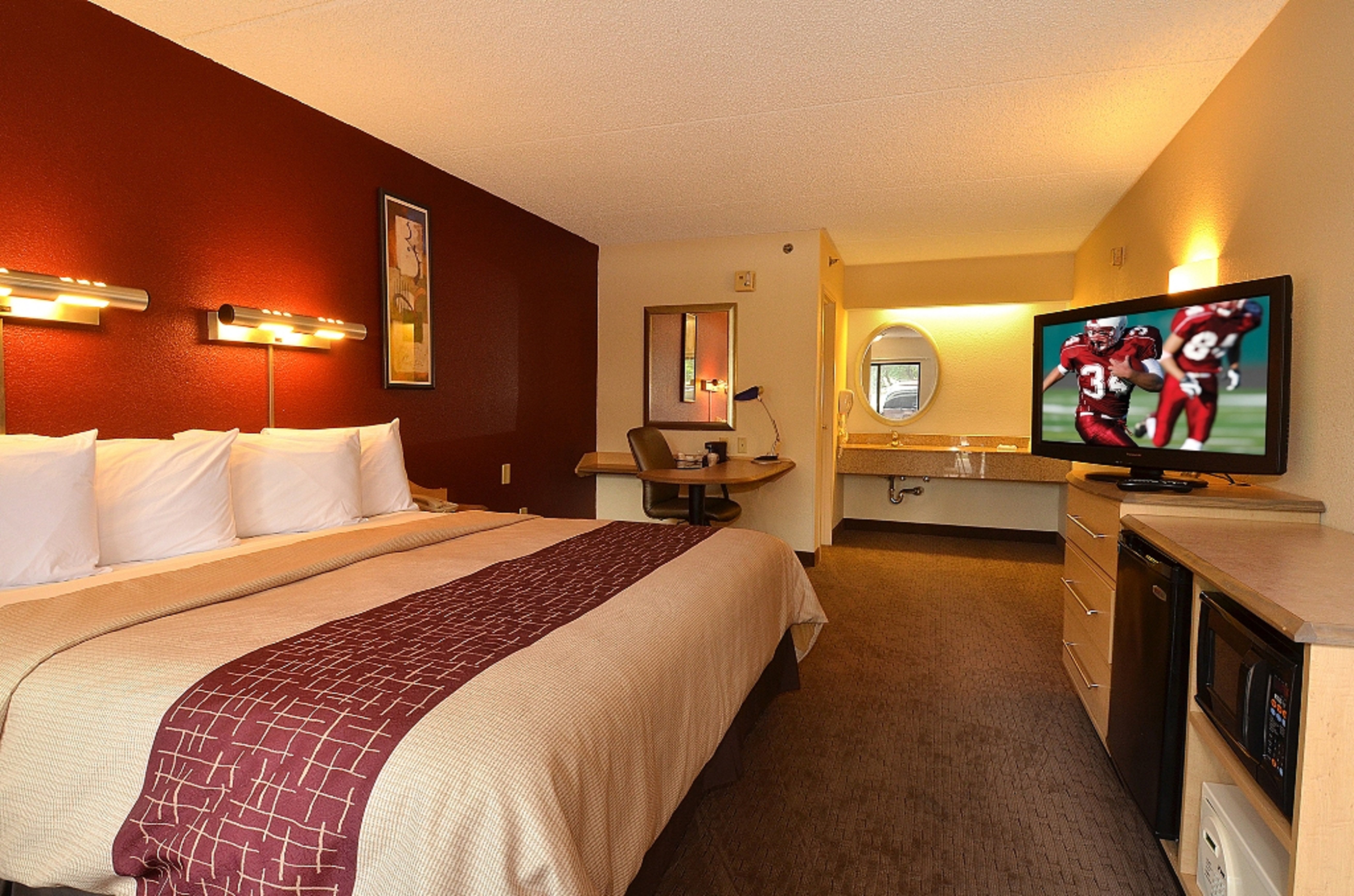 RED ROOF SAN ANTONIO AIRPORT-guestroom-Superior King (1).jpg
