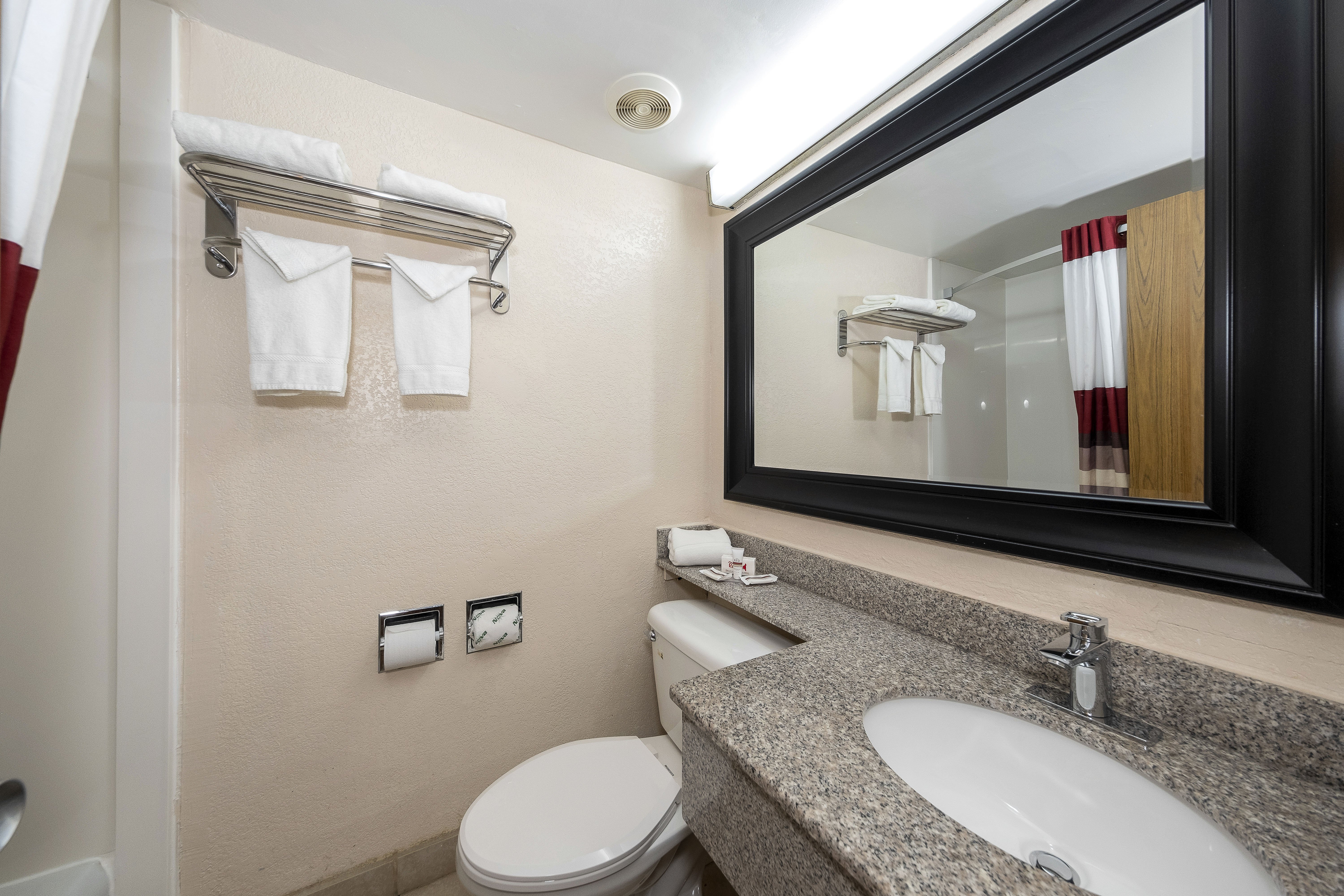 RED ROOF LUMBERTON-guestroom-Bathroom.jpg