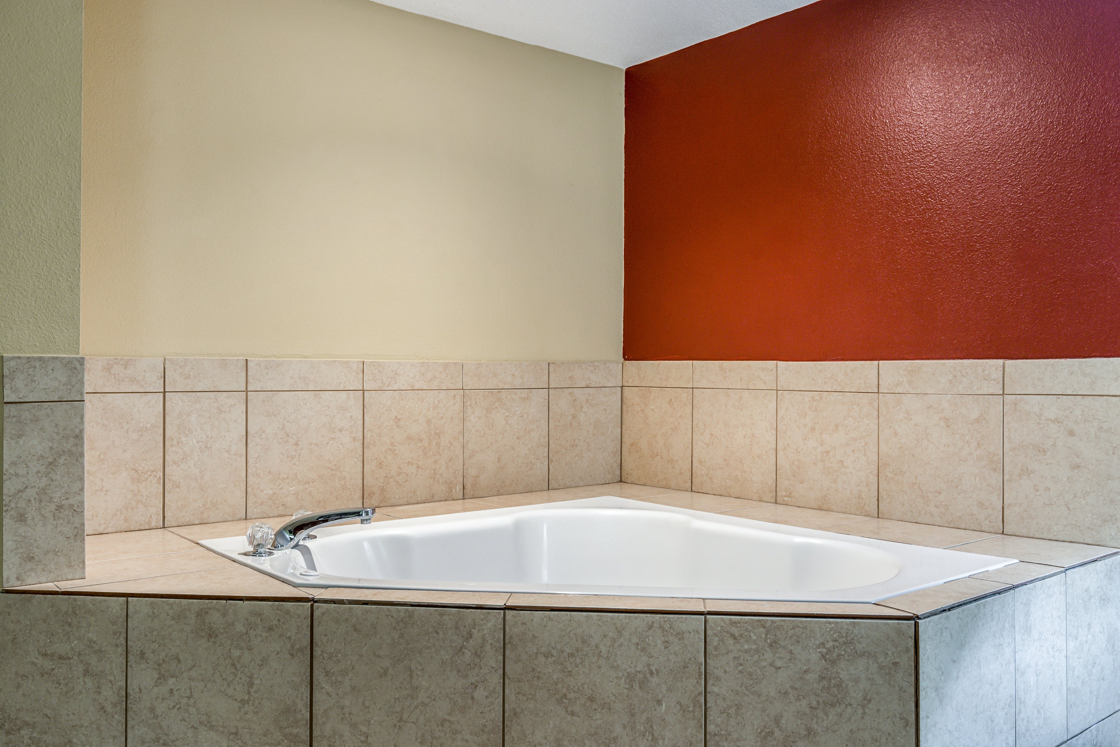 RED ROOF SUITES LITTLE ROCK-guestroom-Jetted Tub.jpg