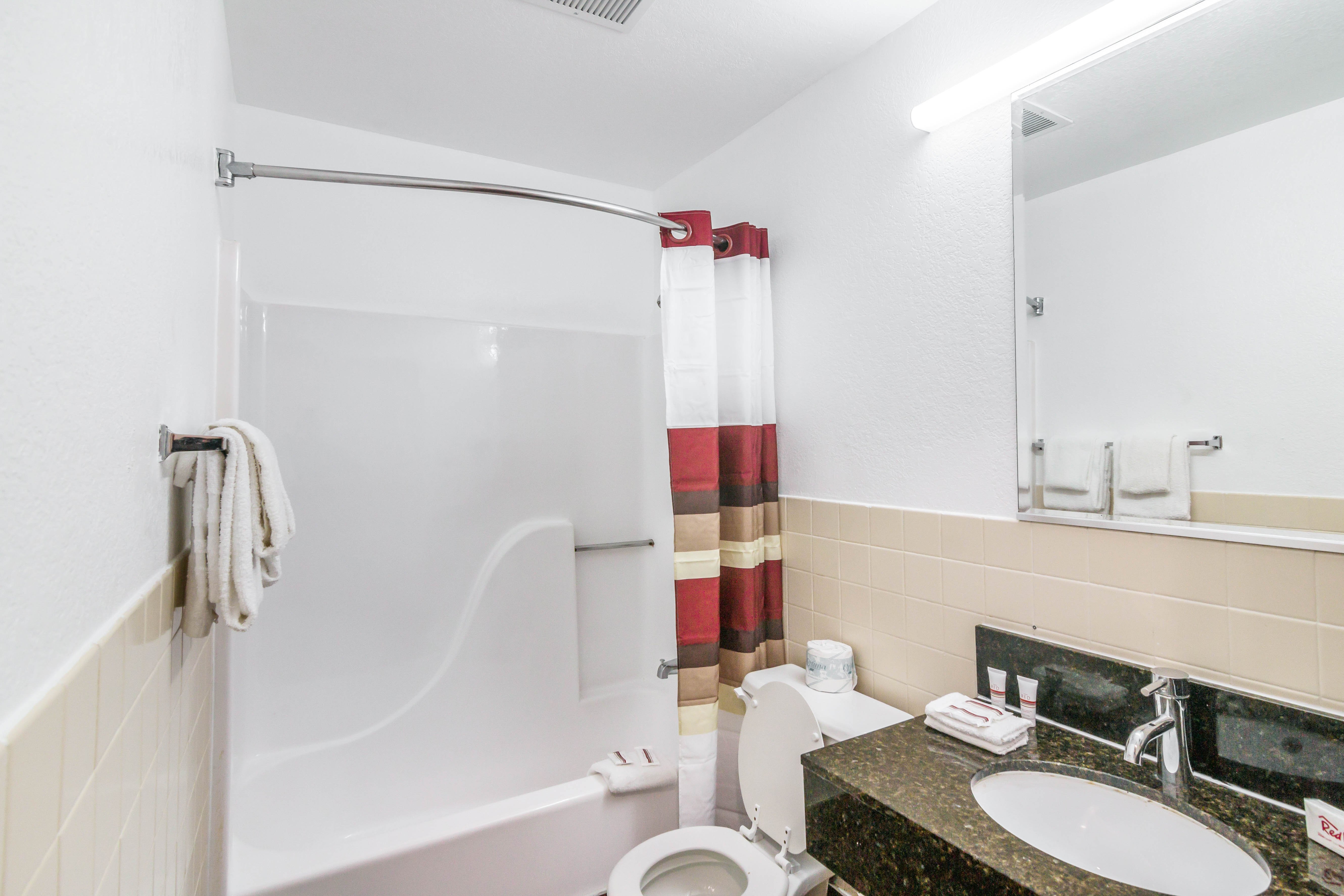 RED ROOF PALMDALE-LANCASTER-guestroom-Deluxe Double Bath.jpg
