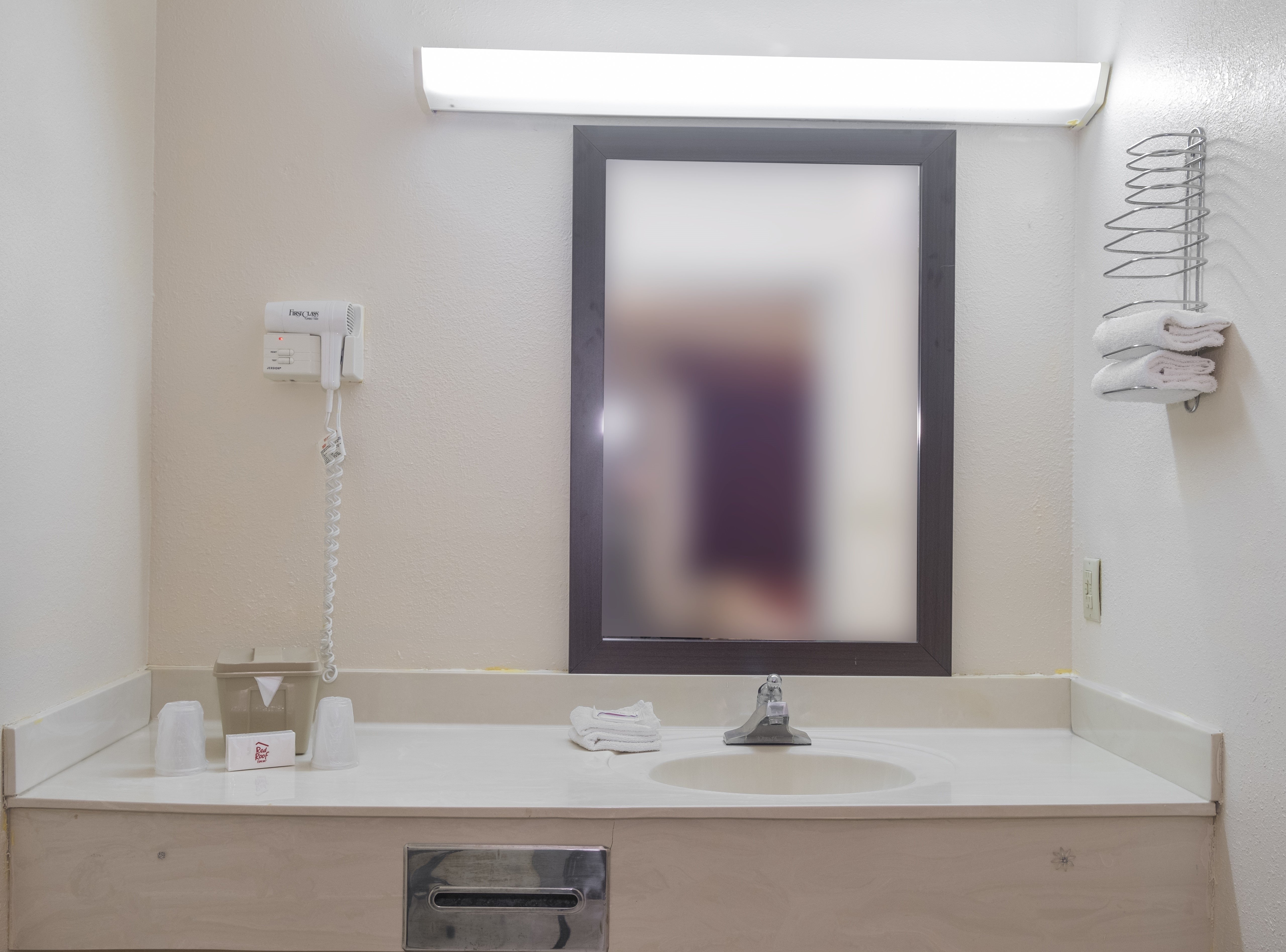 RED ROOF ACWORTH-guestroom-Bathroom.jpg