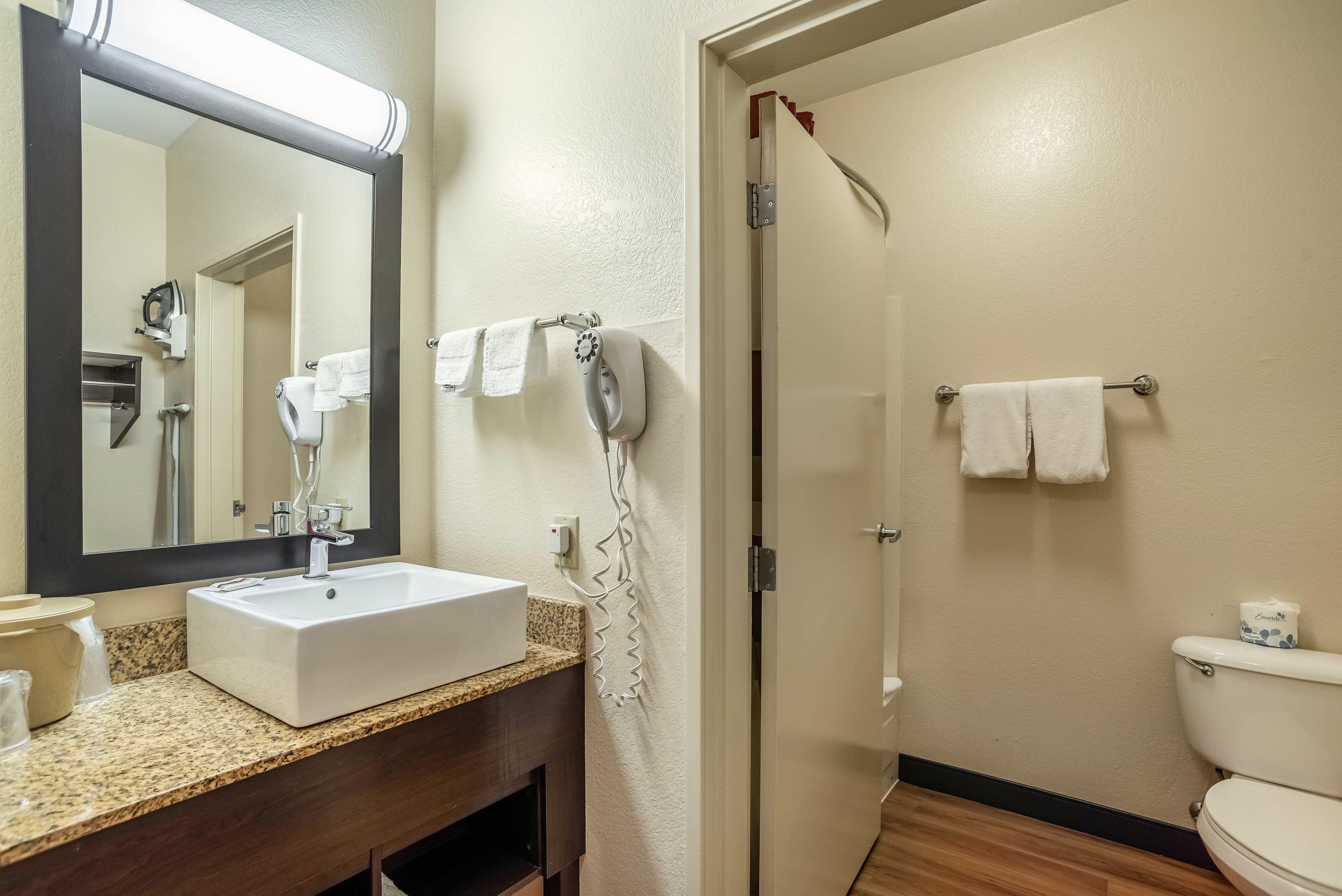 RED ROOF PLUS TEMPE-PHOENIX AIRPOR-guestroom-Bathroom.jpg