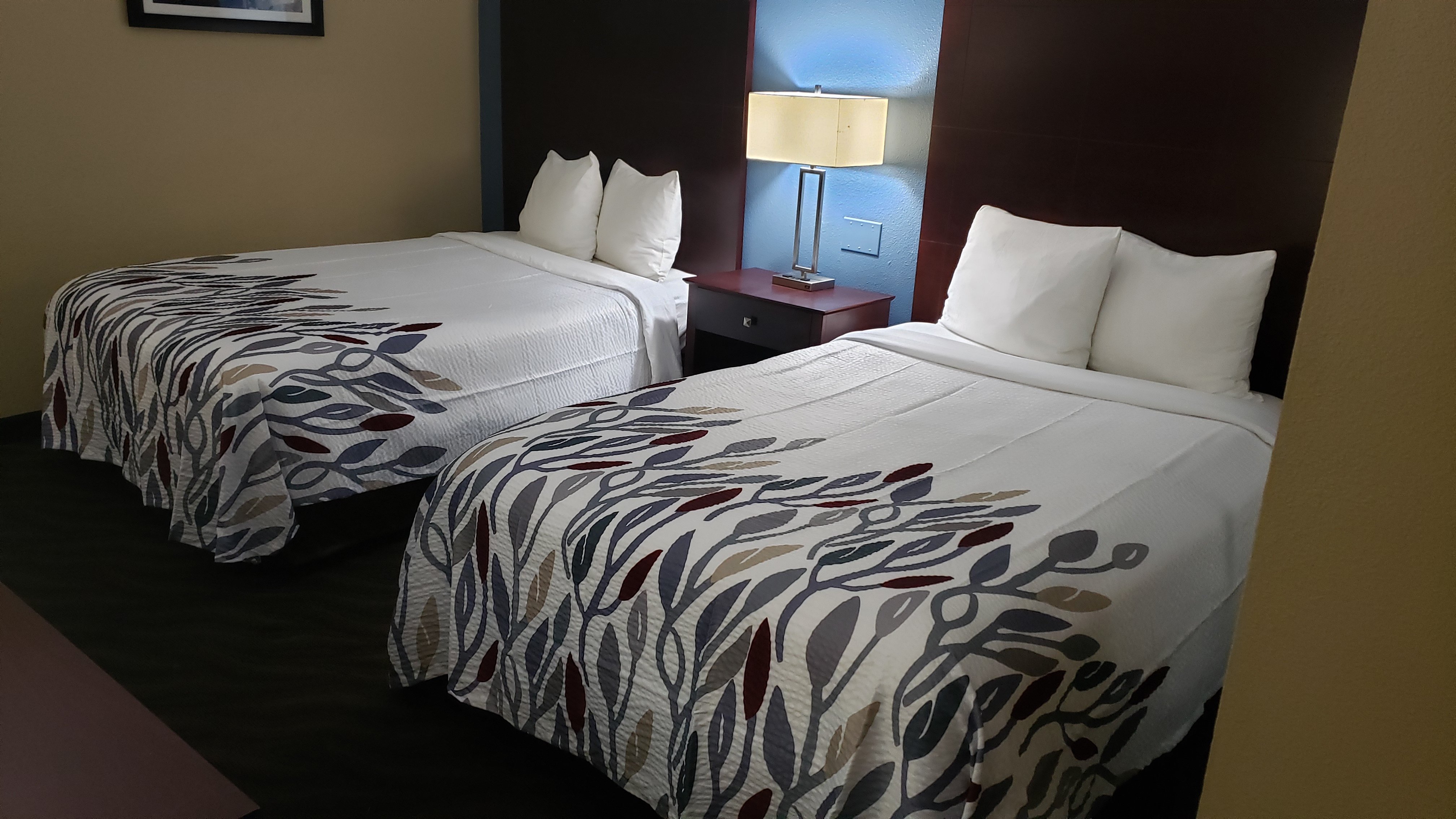 RED ROOF PORT ALLEN-guestroom-Deluxe 2 Fulls.jpg