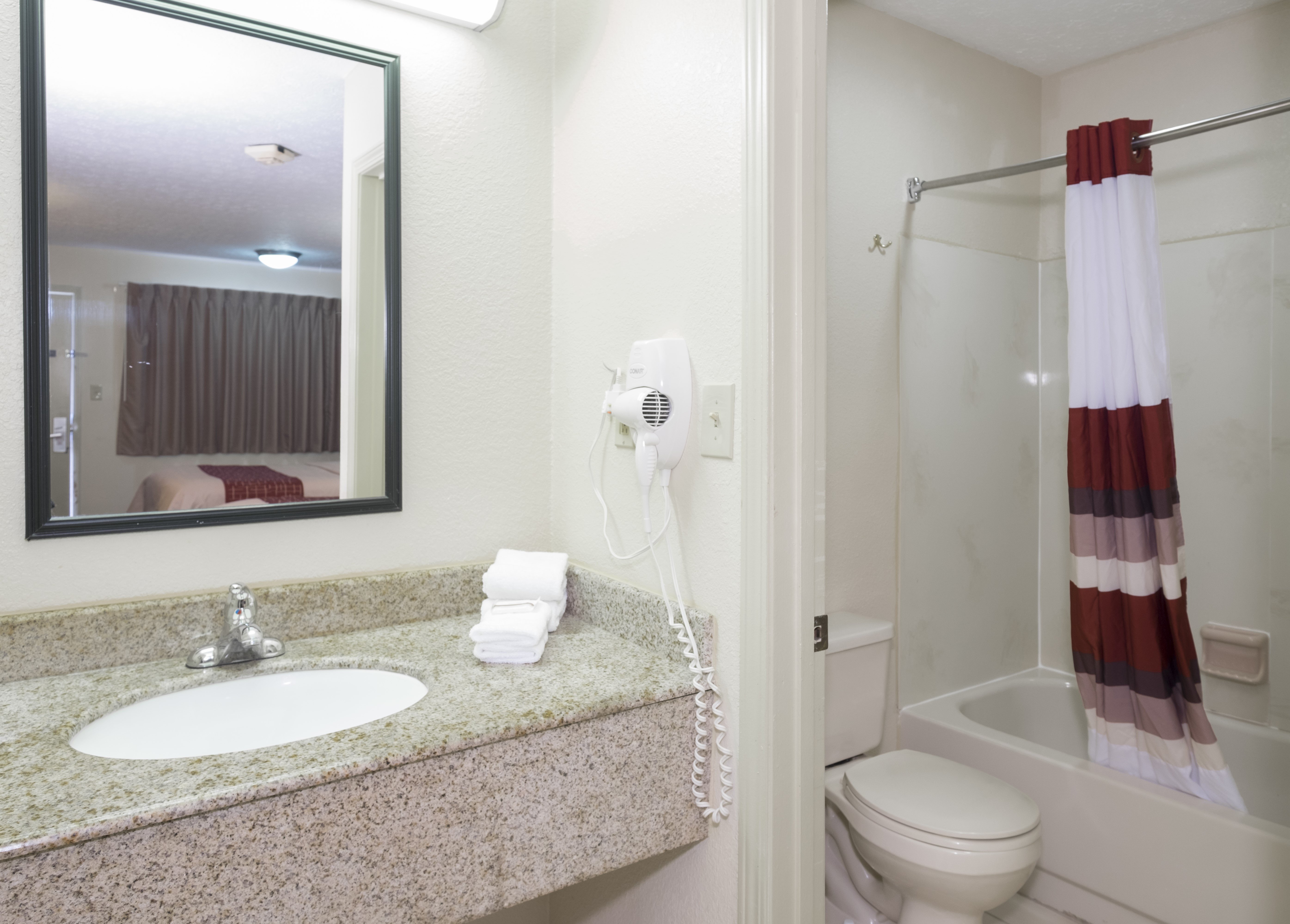 RED ROOF COLUMBUS NORTHEAST WESTERV-guestroom-Bathroom.jpg