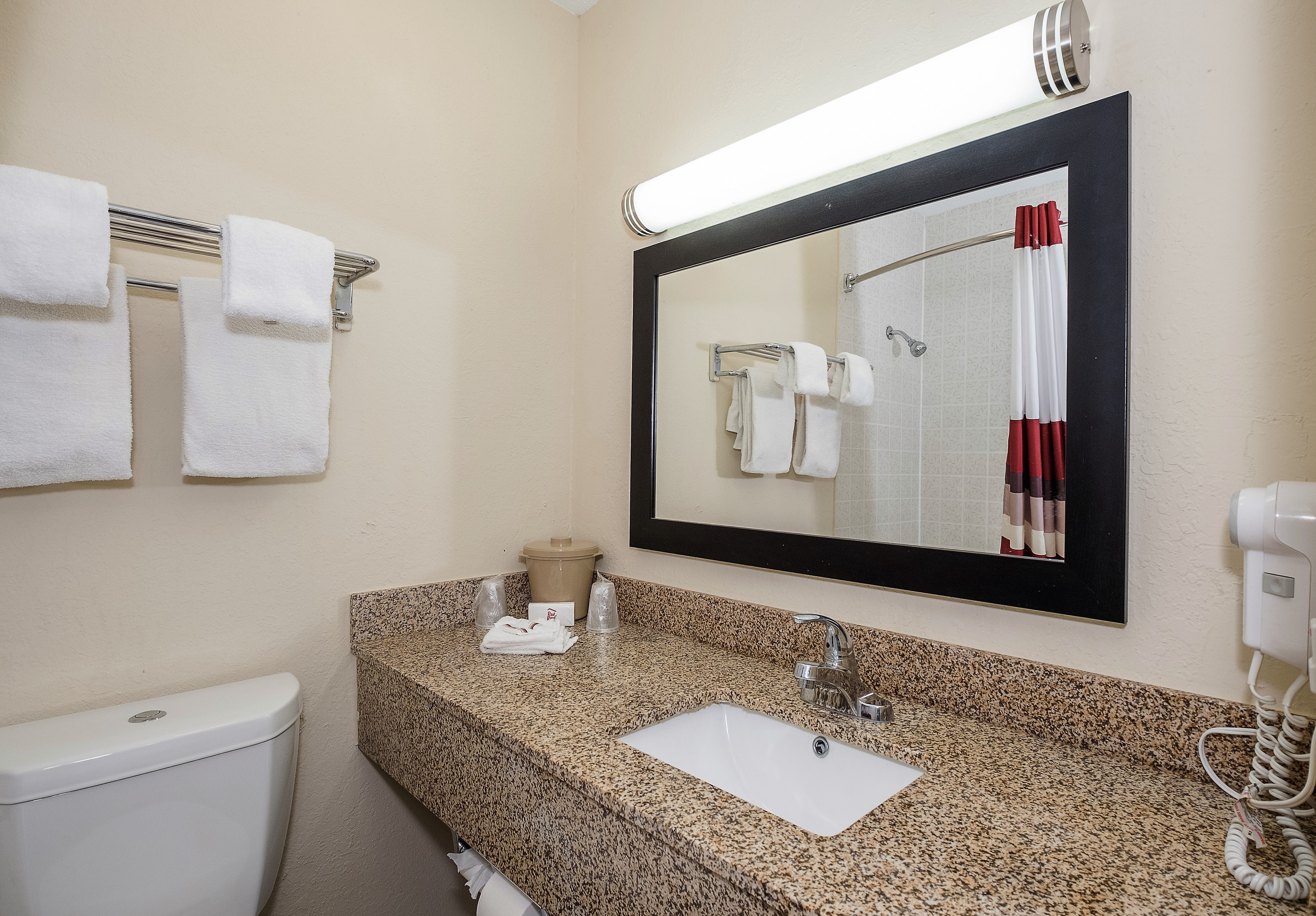RED ROOF DAYTON-HUBER HEIGHTS-guestroom-Bathroom.jpg