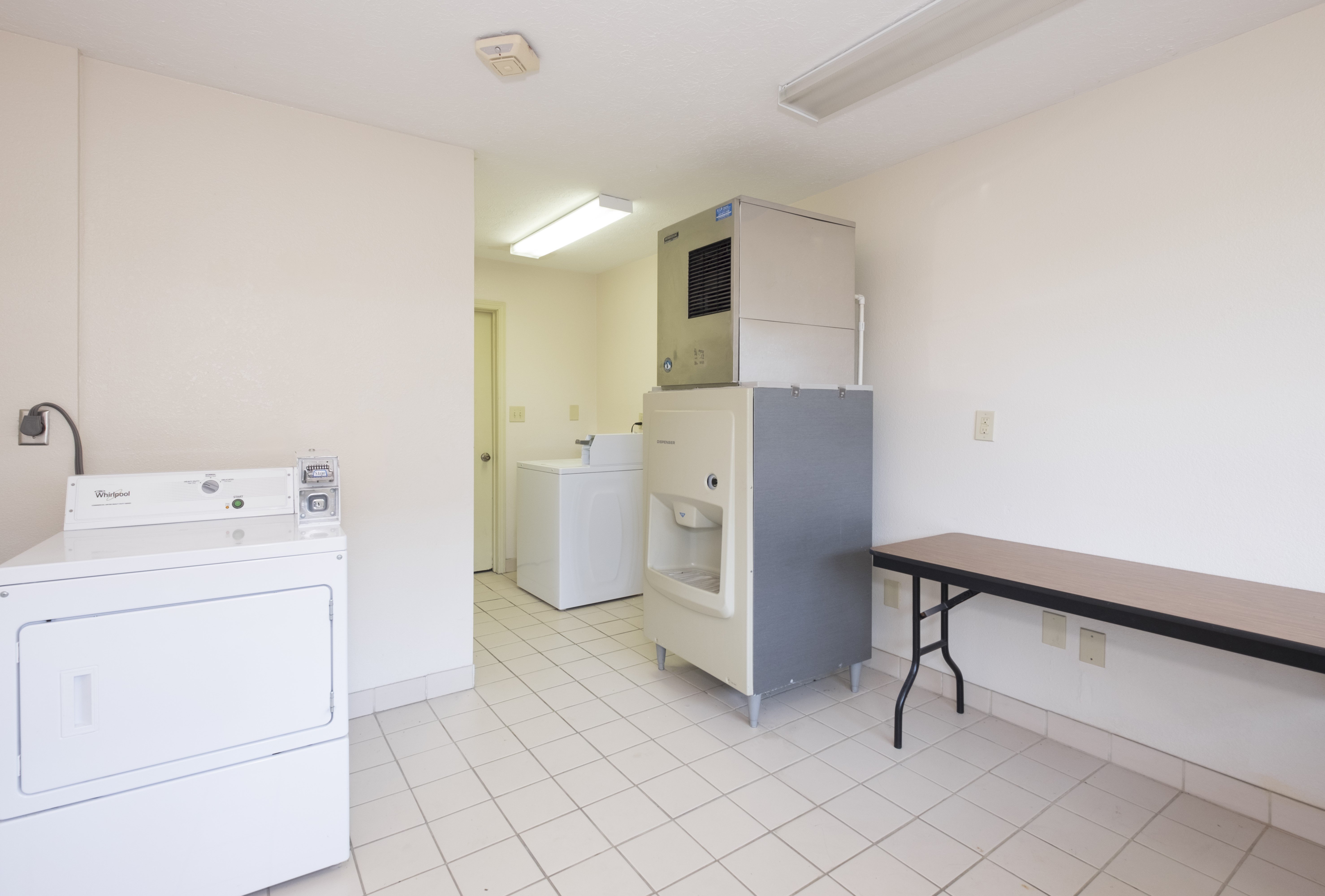 RED ROOF COLUMBUS NORTHEAST WESTERV-guestroom-Laundry_Room.jpg