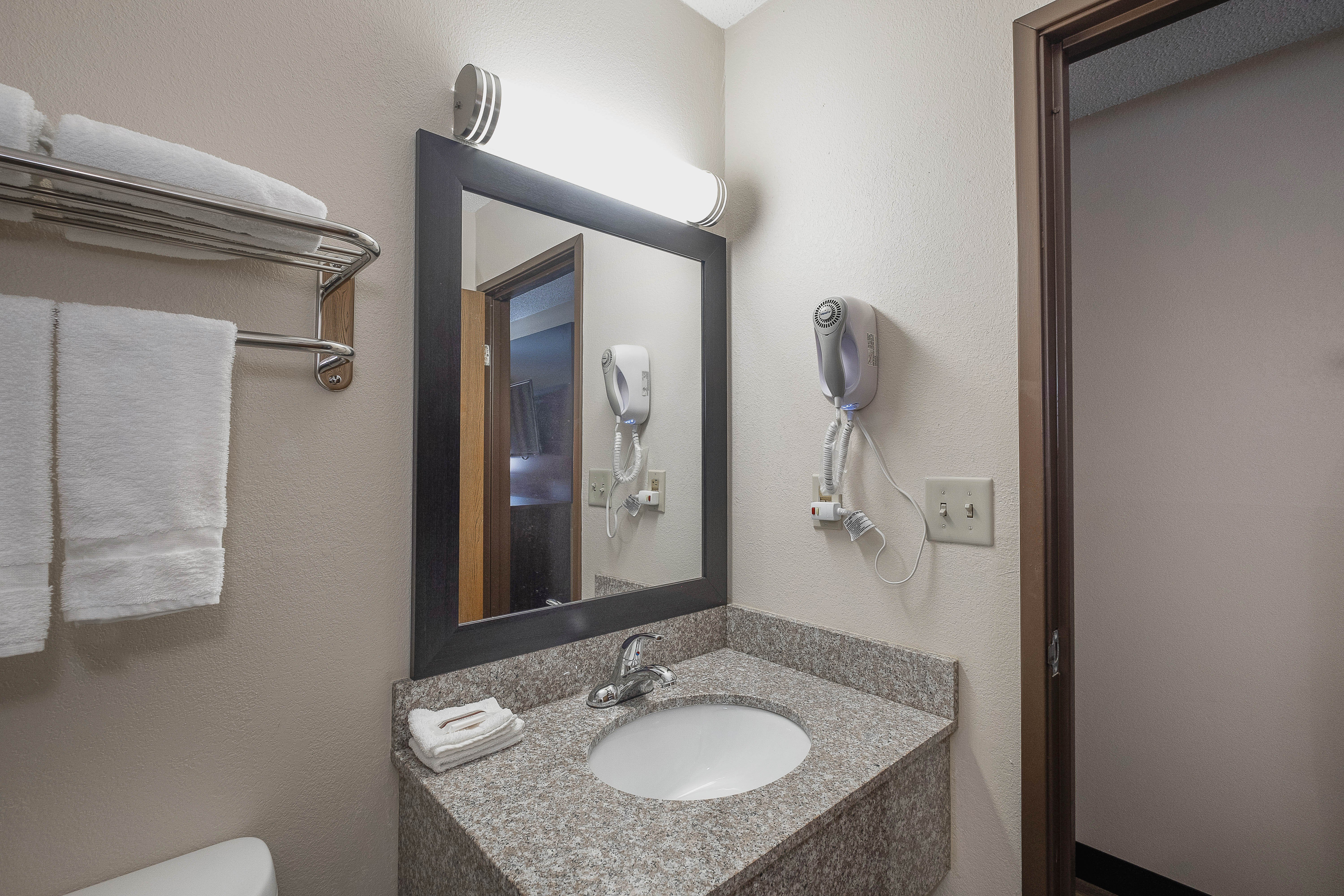 RED ROOF  BRISTOL-guestroom-Bathroom.jpg