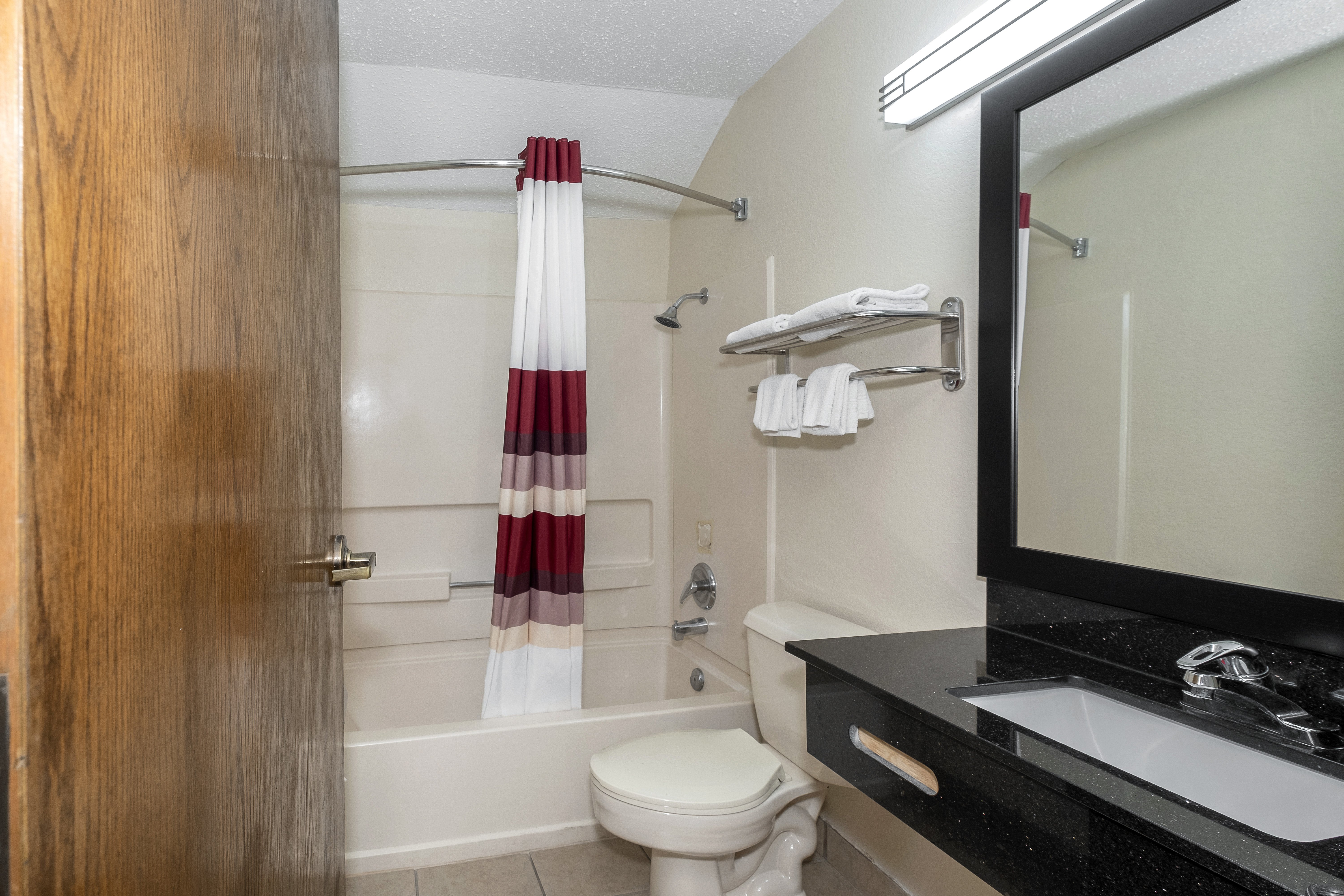 RED ROOF SPRINGFIELD MO-guestroom-Bathroom.jpg