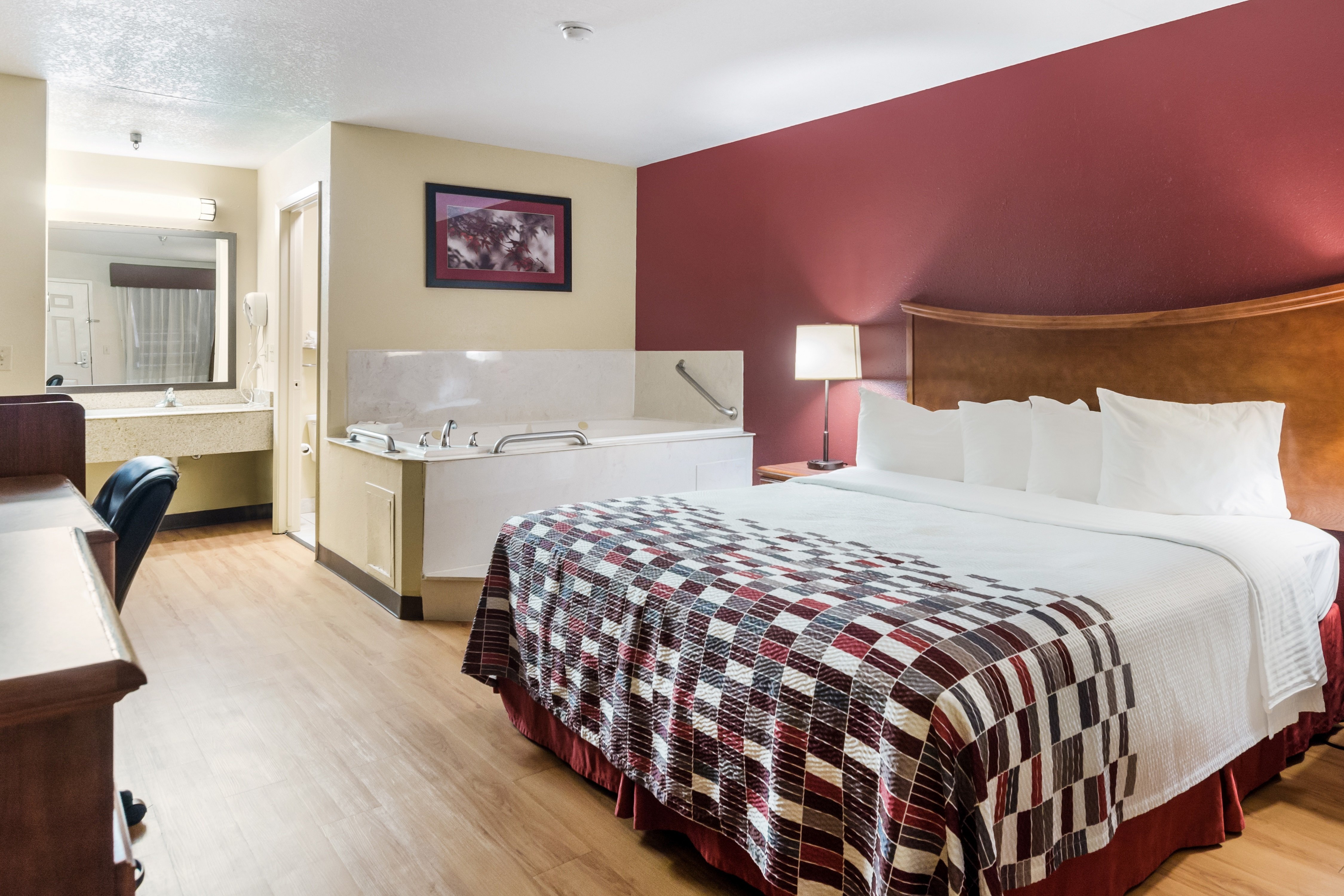 RED ROOF CONROE NORTH WILLIS-guestroom-Jetted Tub.jpg