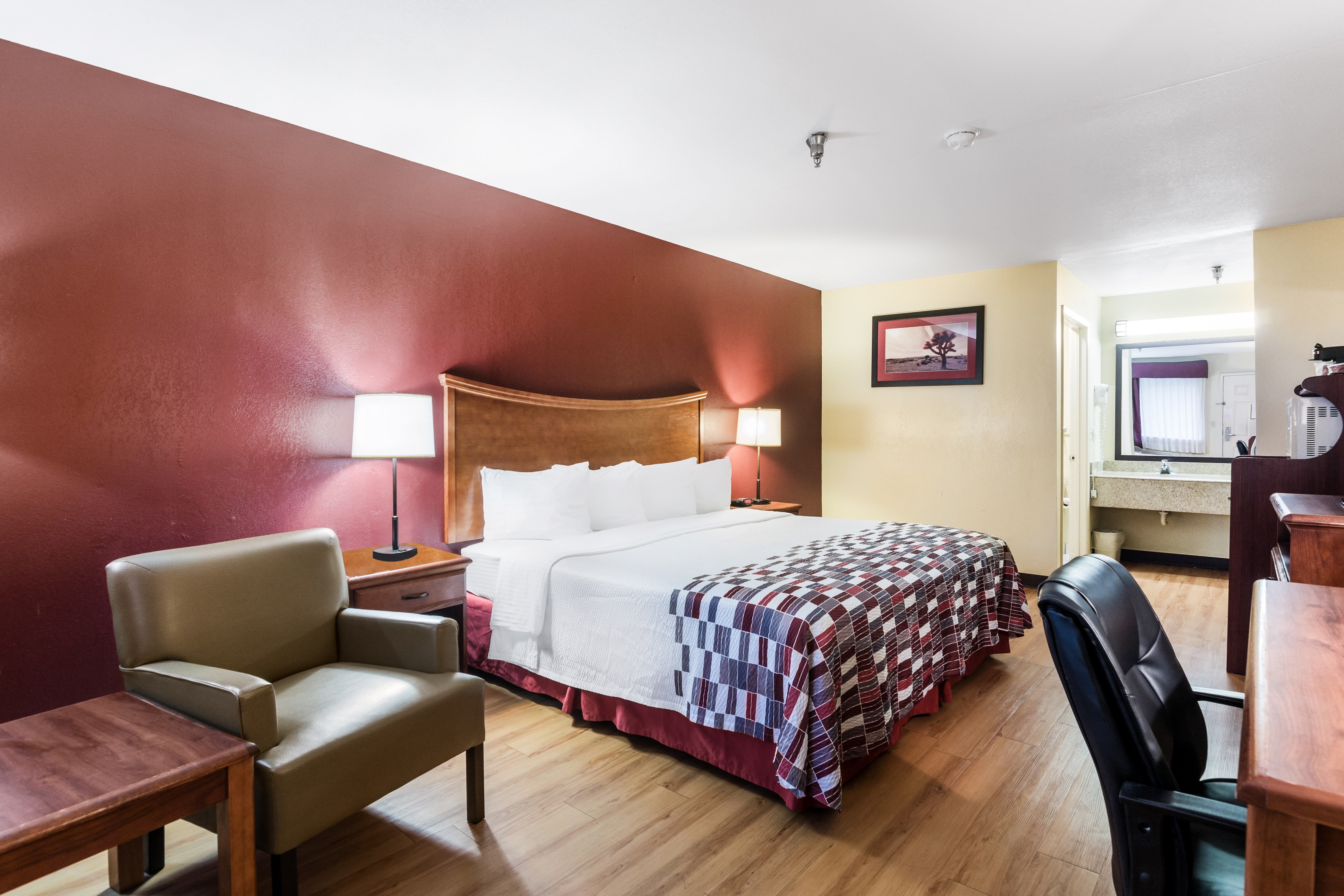 RED ROOF CONROE NORTH WILLIS-guestroom-RRI968_Superior_King.jpg