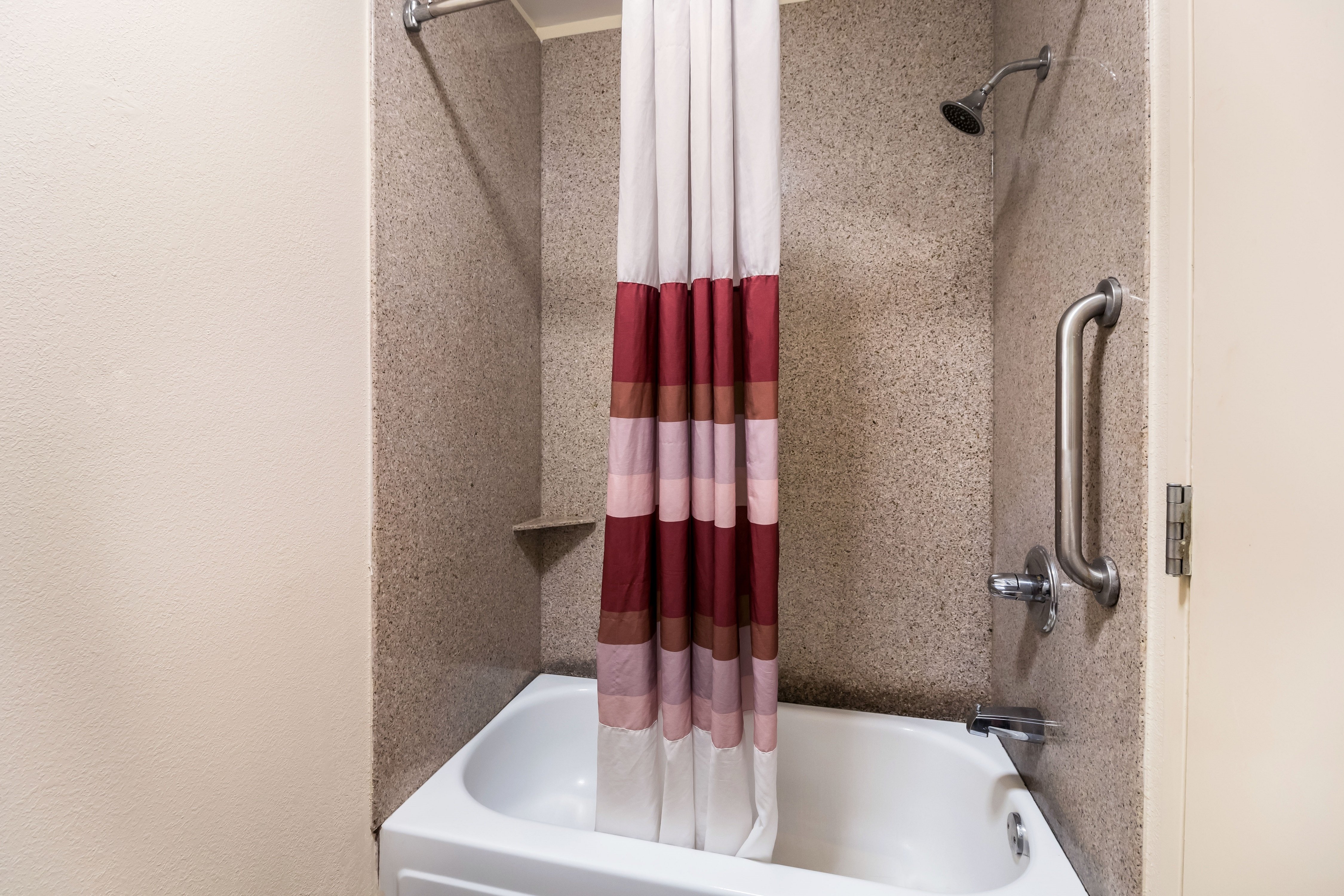 RED ROOF MURFREESBORO-guestroom-Deluxe Double Queen Bathroom.jpg