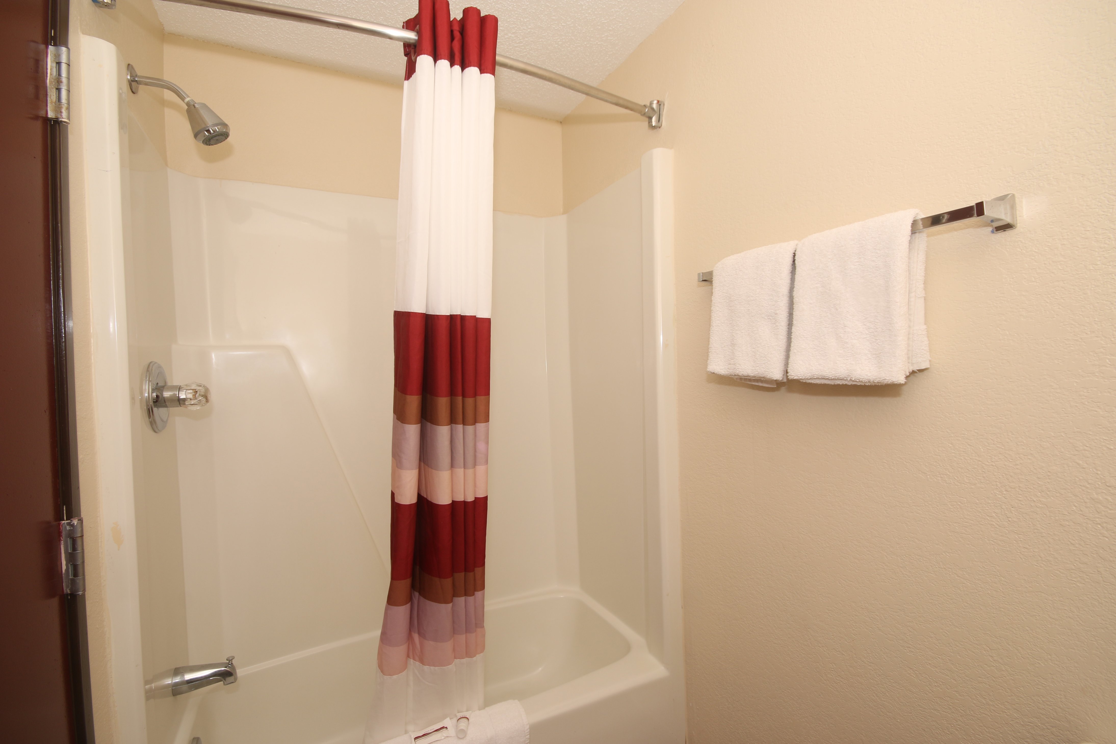 RED ROOF GAFFNEY-guestroom-Bathroom.jpg