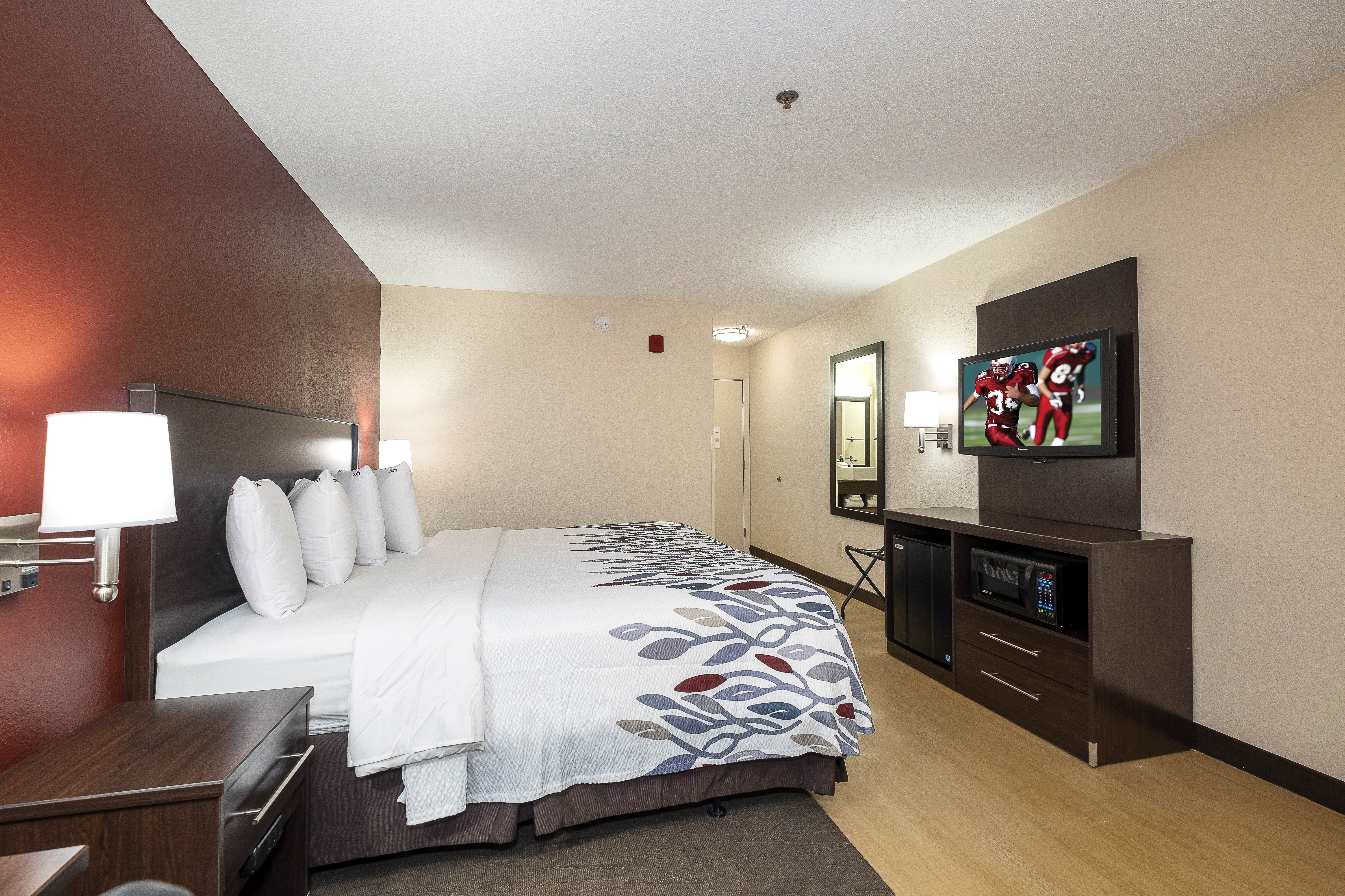 RED ROOF GAFFNEY-guestroom-Superior King.jpg
