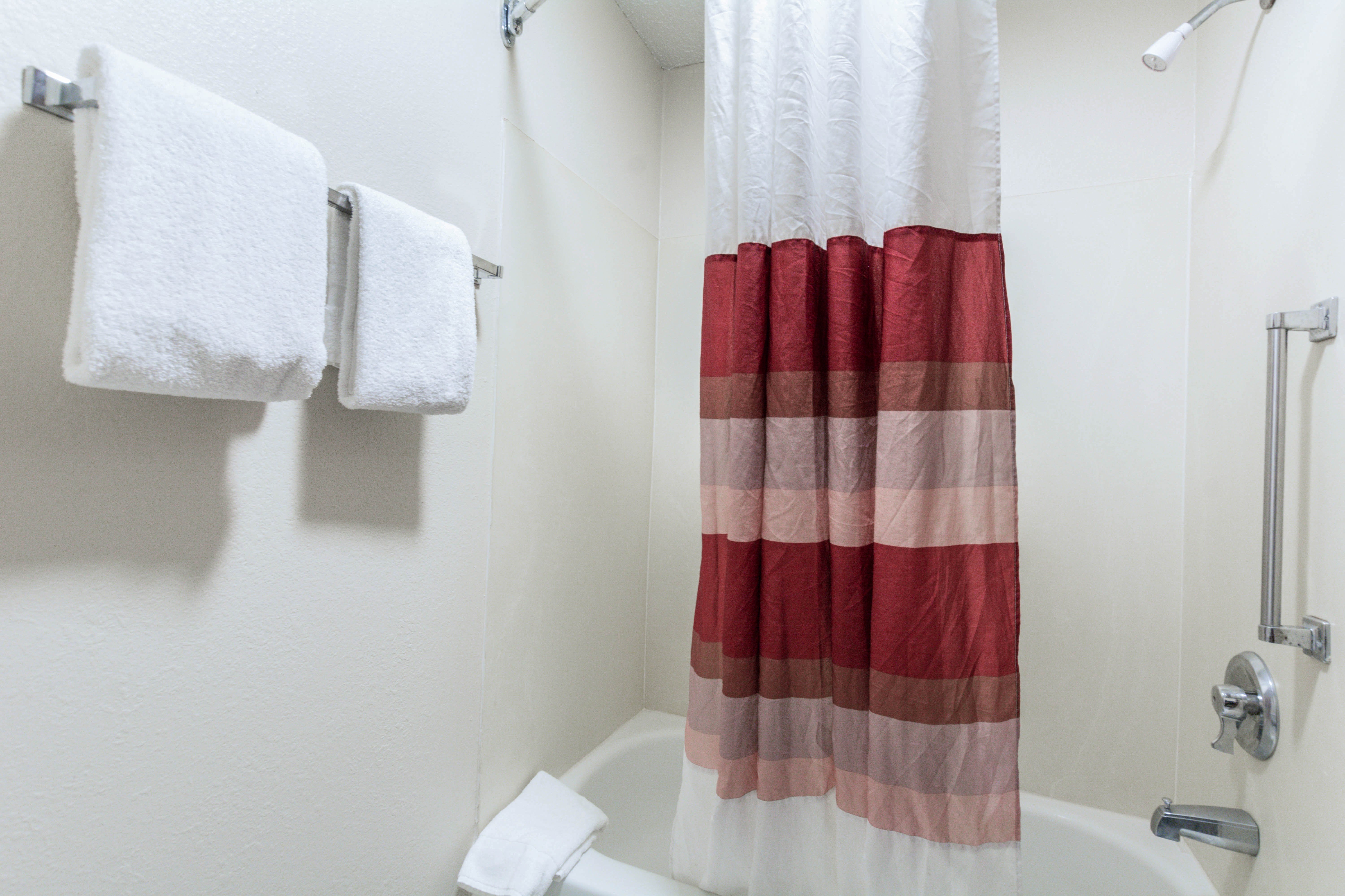 RED ROOF RICHMOND, KY-guestroom-Bathroom.jpg