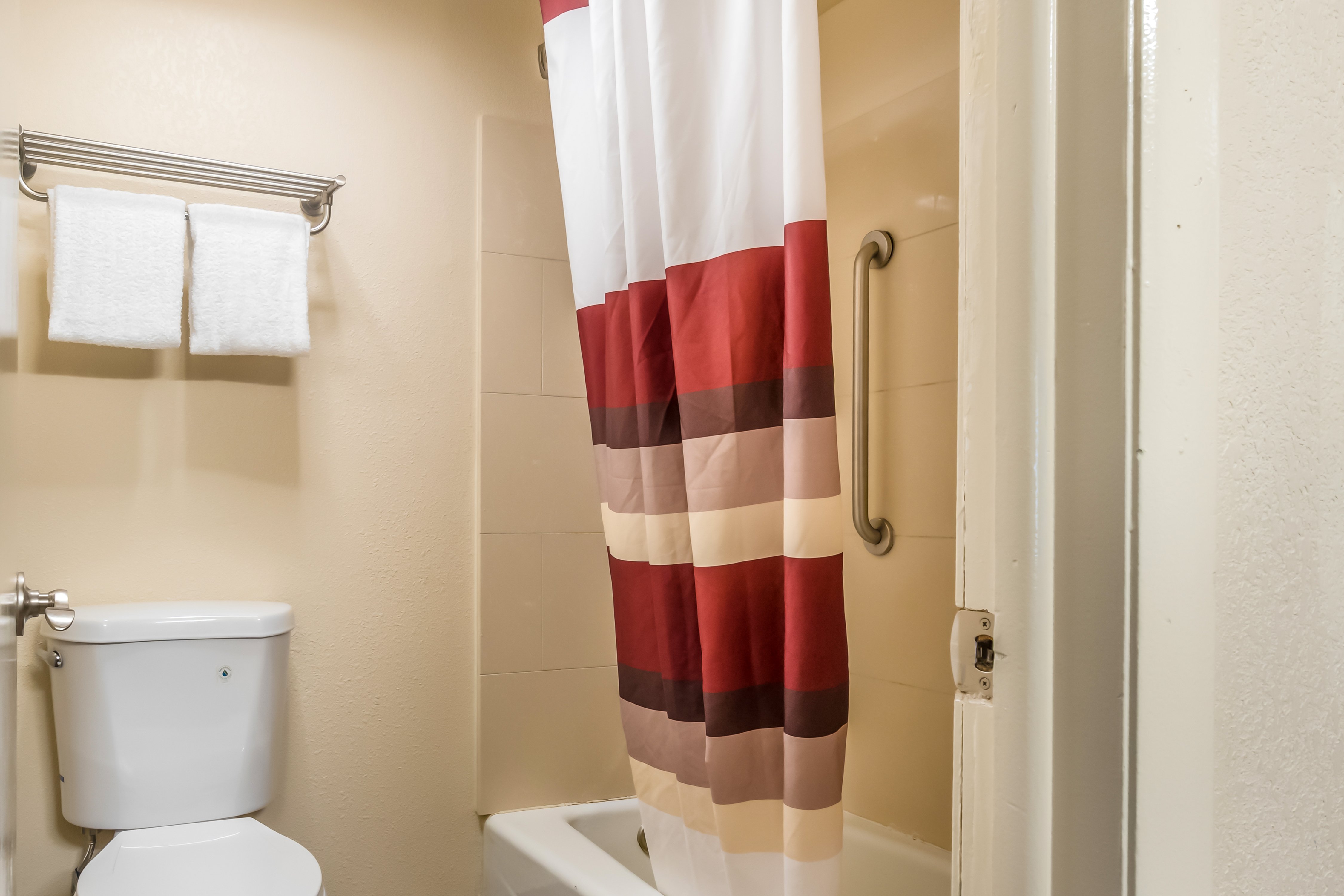 RED ROOF CHICAGO - ALSIP-guestroom-RRI952_Bathroom.jpg