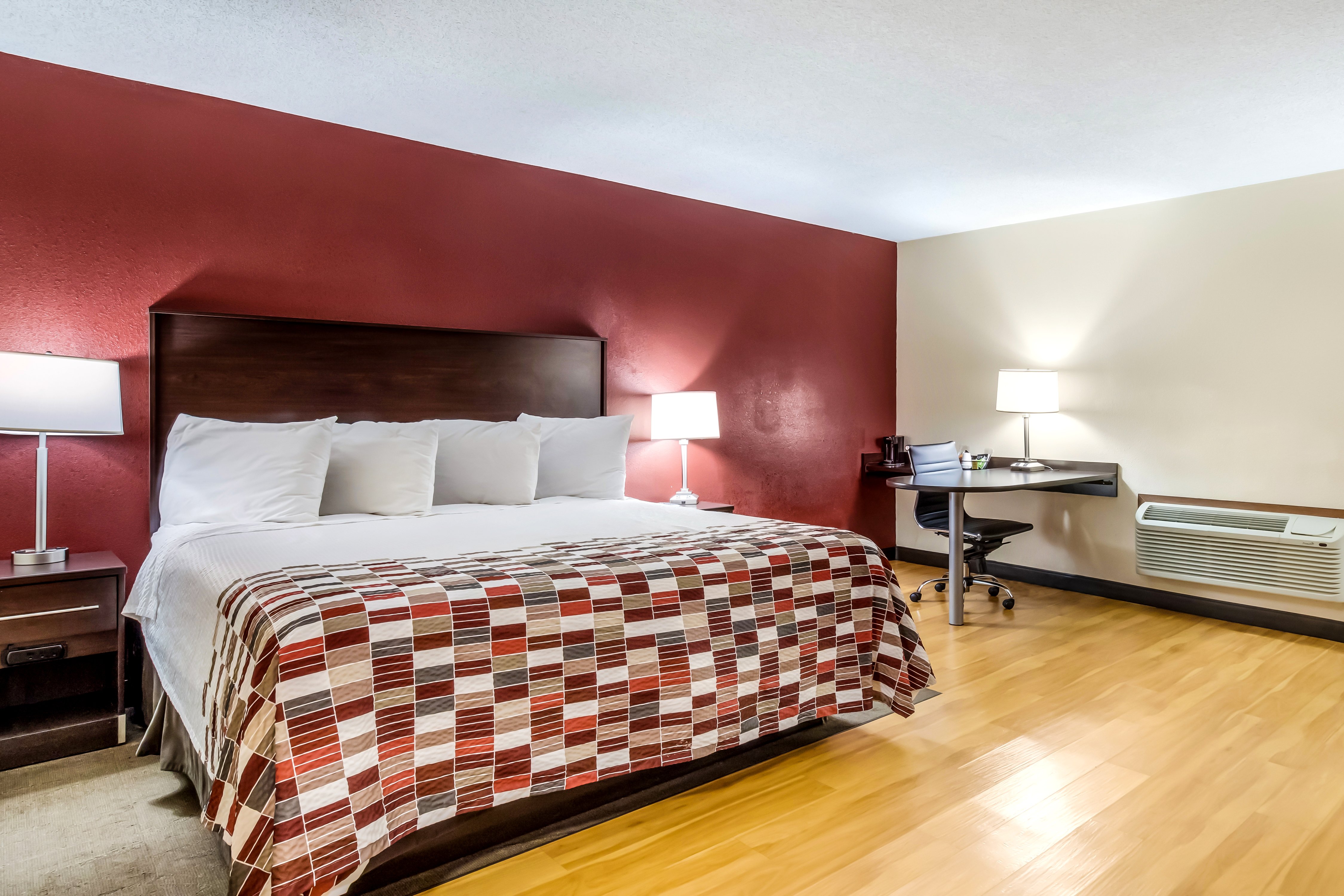 RED ROOF CHICAGO - ALSIP-guestroom-RRI952_Superior_King4.jpg
