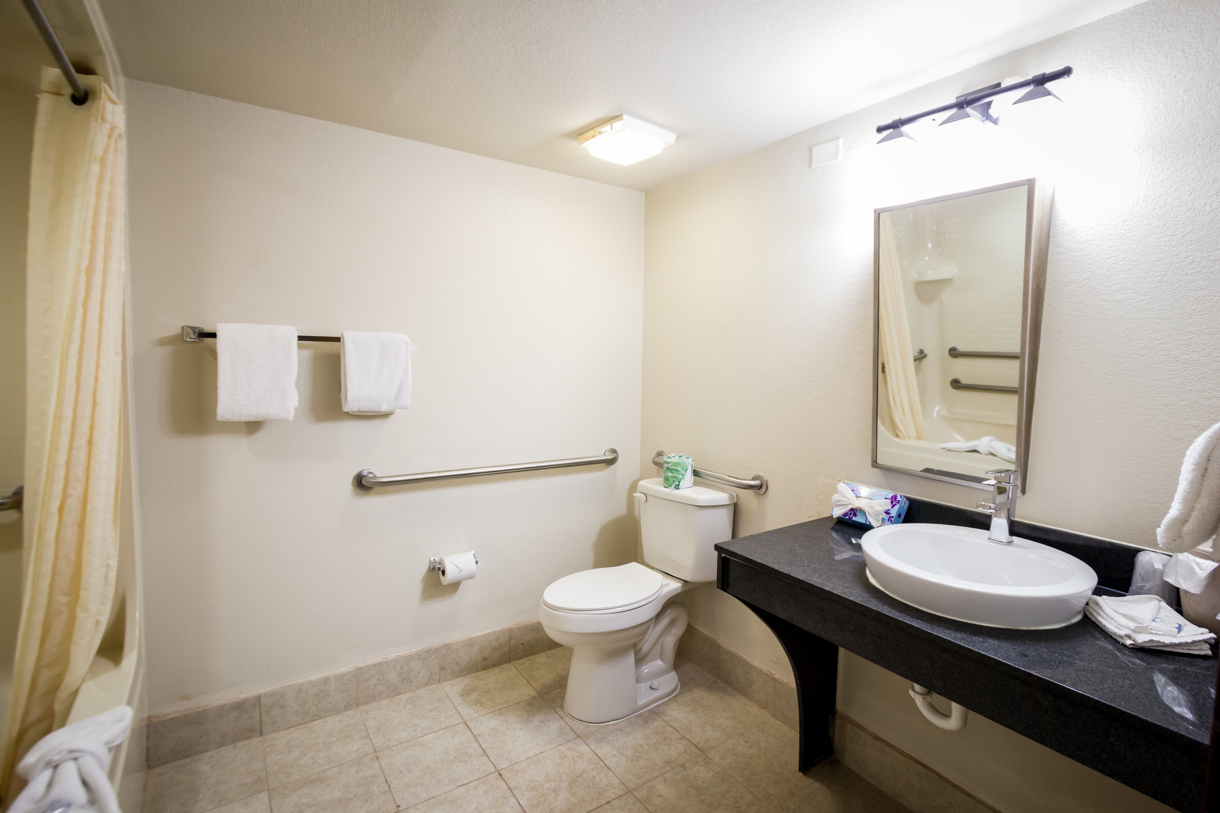 RED ROOF AUSTIN-ROUND ROCK-guestroom-Bathroom.jpg