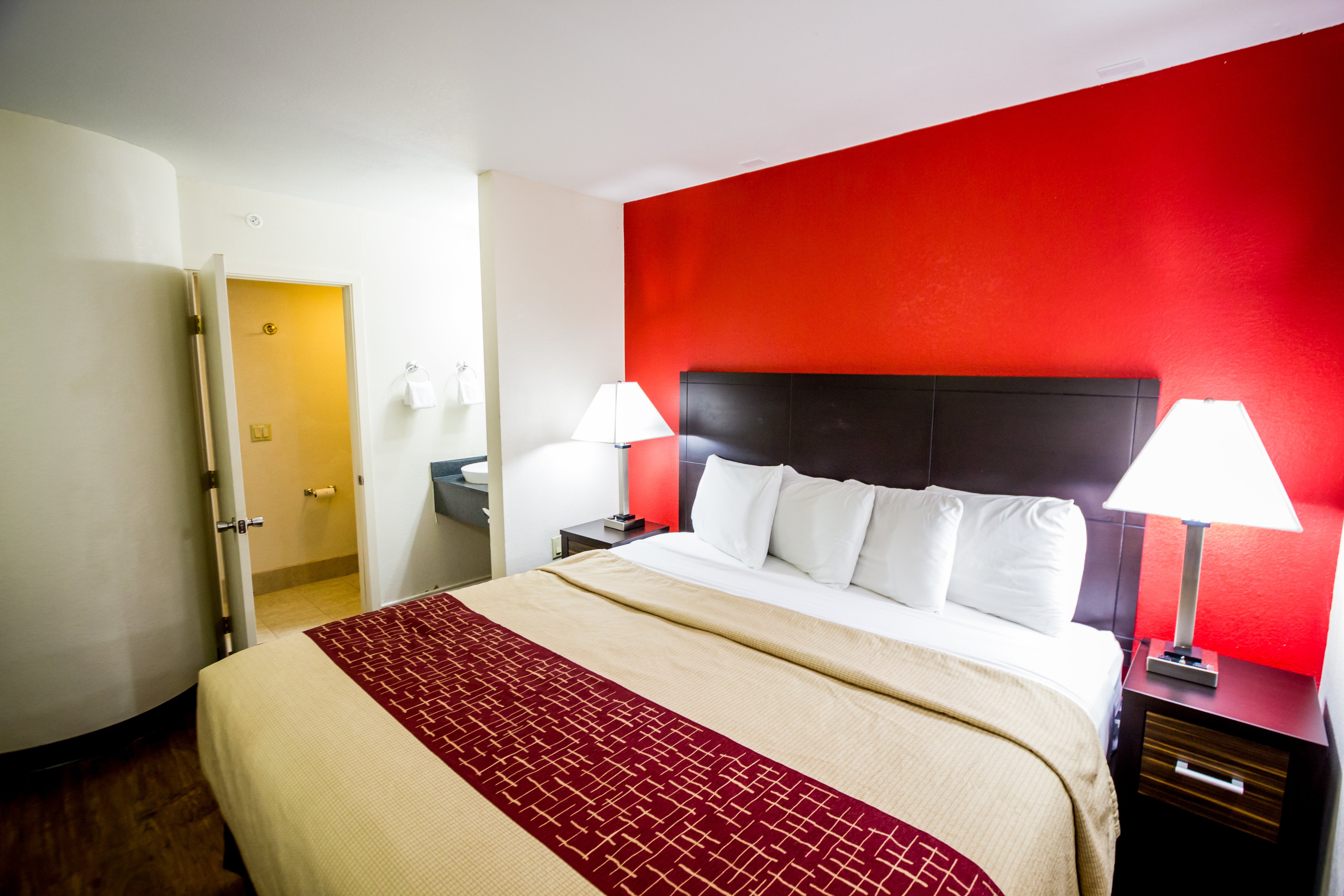 RED ROOF AUSTIN-ROUND ROCK-guestroom-Superior King.jpg