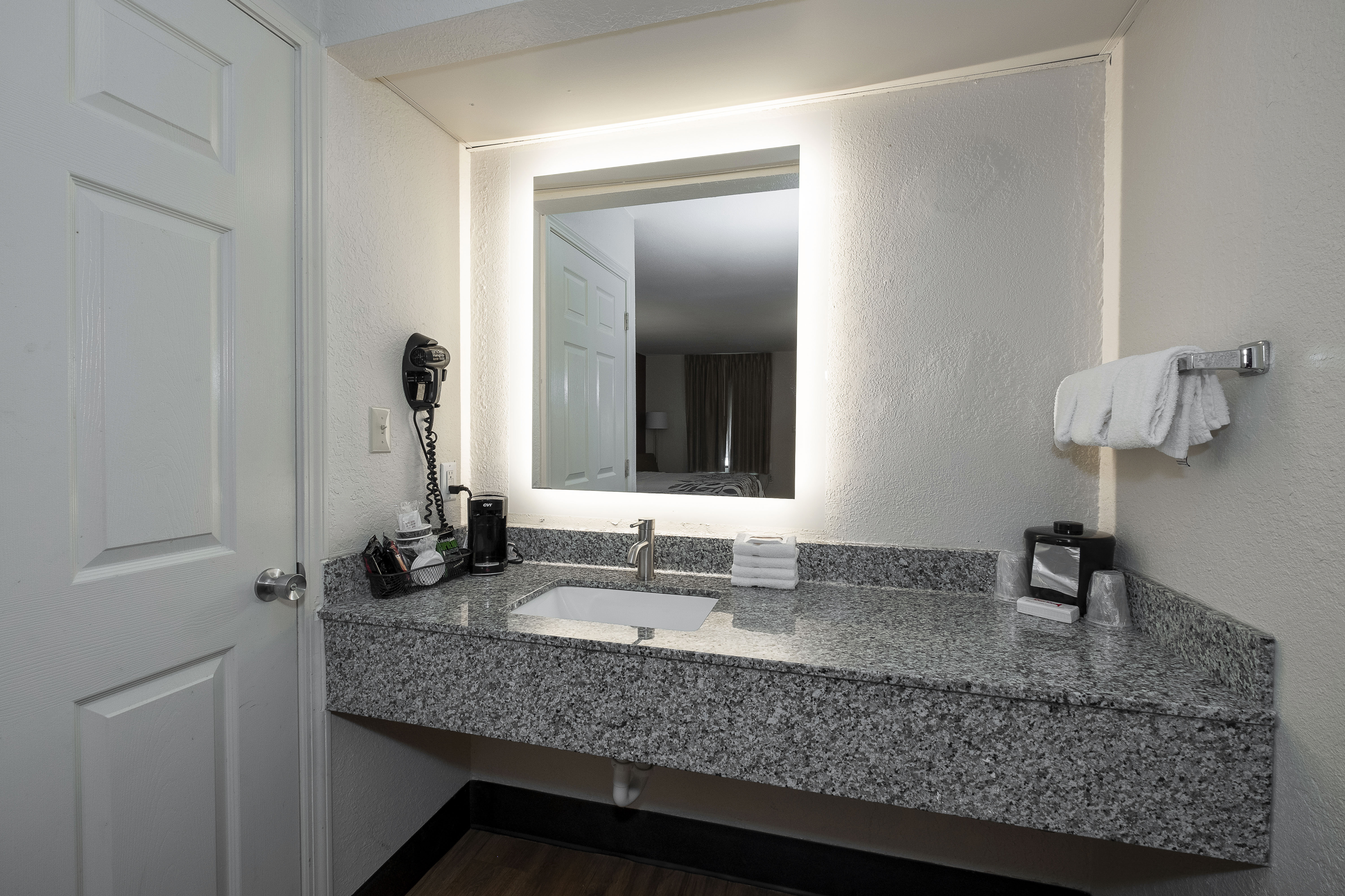 RED ROOF GULF SHORES-guestroom-Bathroom.jpg