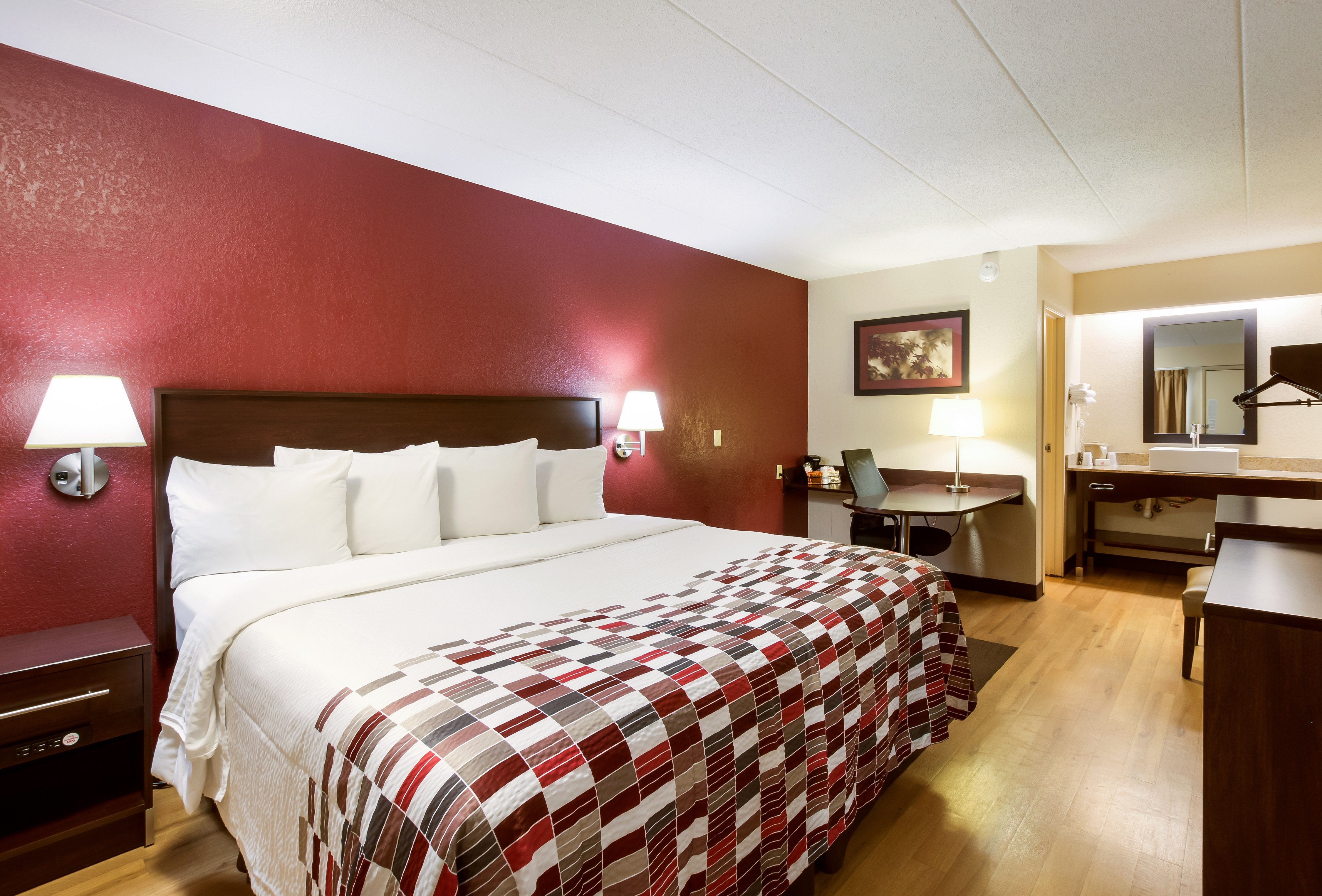RED ROOF GRAND RAPIDS AIRPORT-guestroom-Superior King.jpg