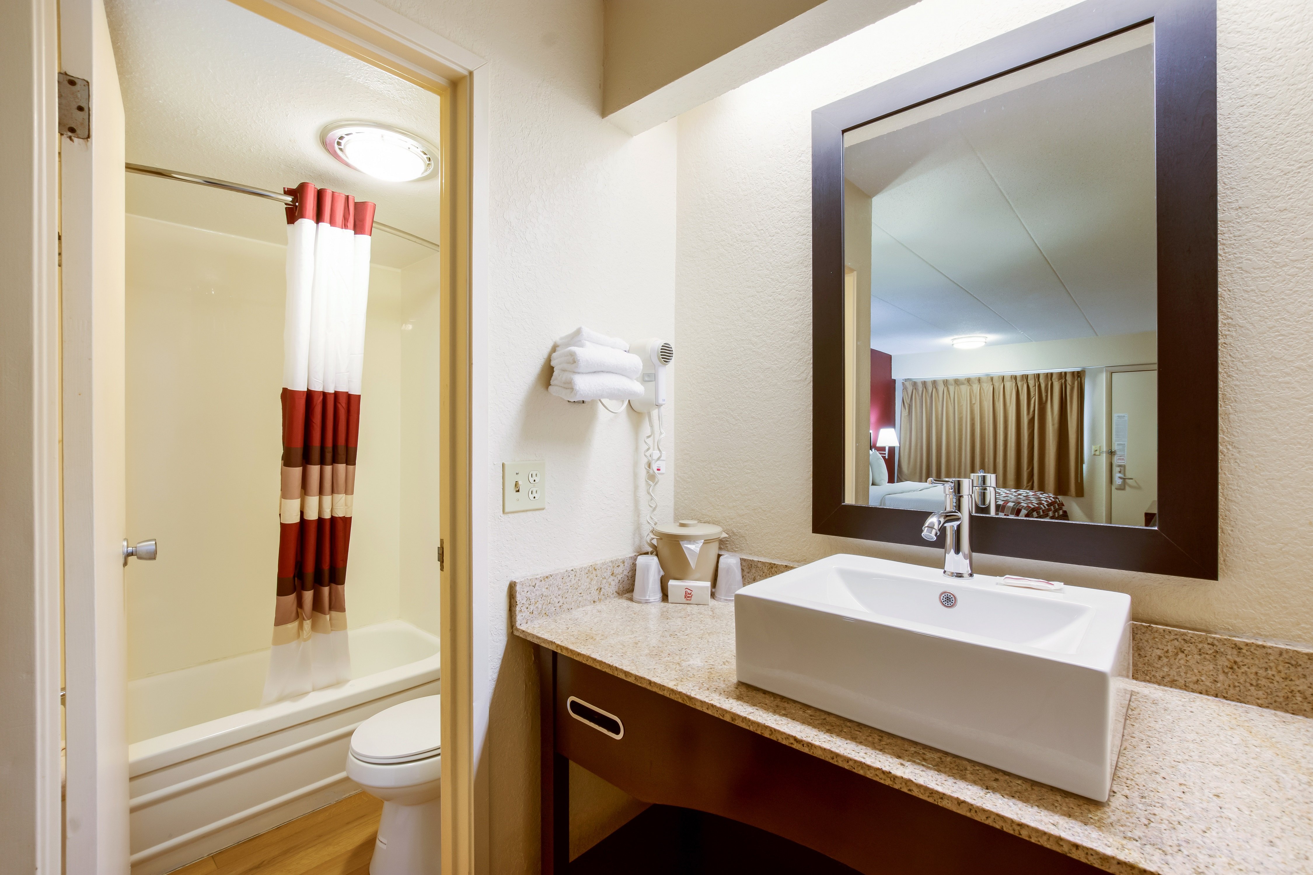RED ROOF GRAND RAPIDS AIRPORT-guestroom-superior bathroom.jpg