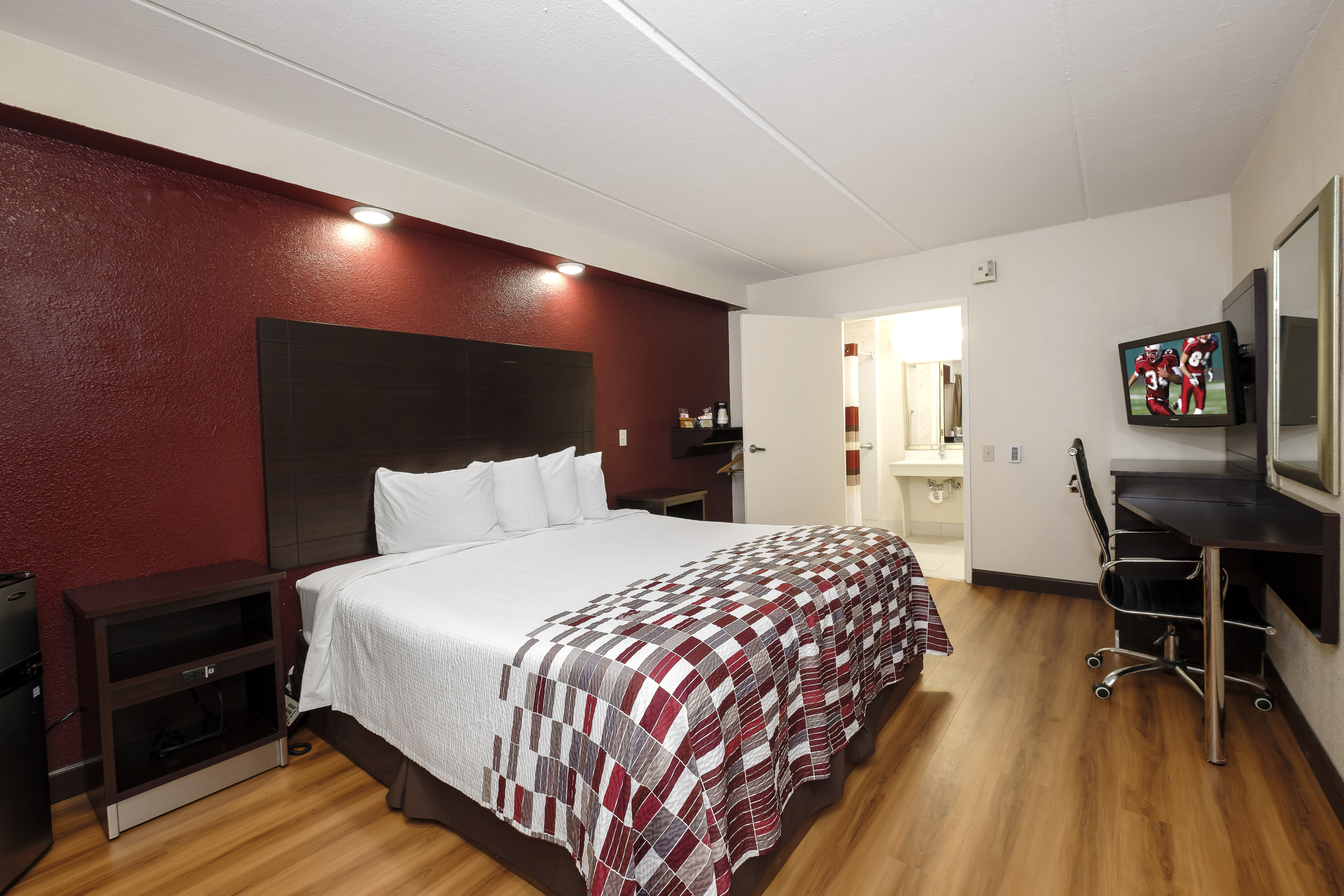 RED ROOF TALLAHASSEE-UNIVERSITY-guestroom-120_ADA_King_Shower_1.jpg