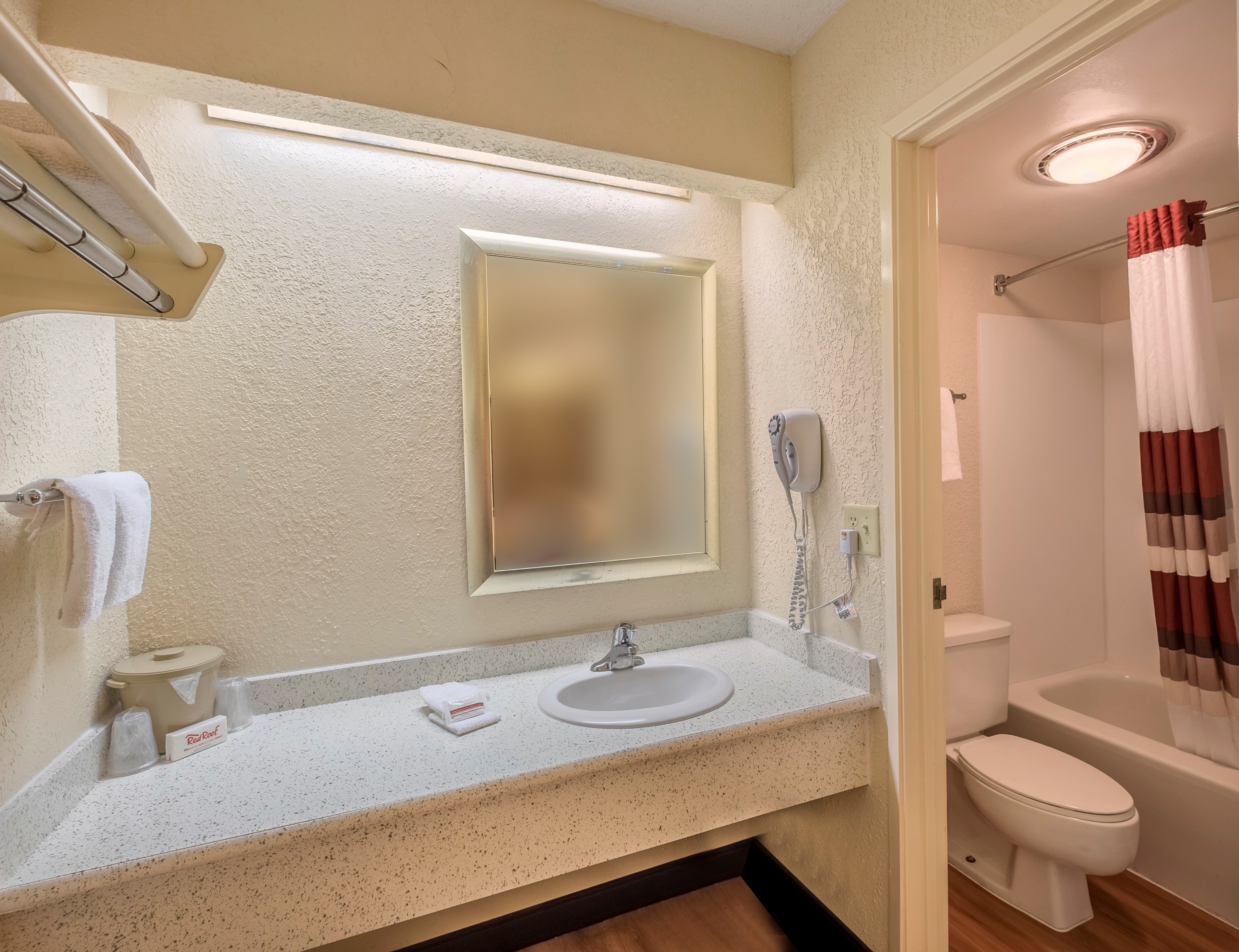 RED ROOF INDIANAPOLIS SOUTH-guestroom-Bathroom.jpg