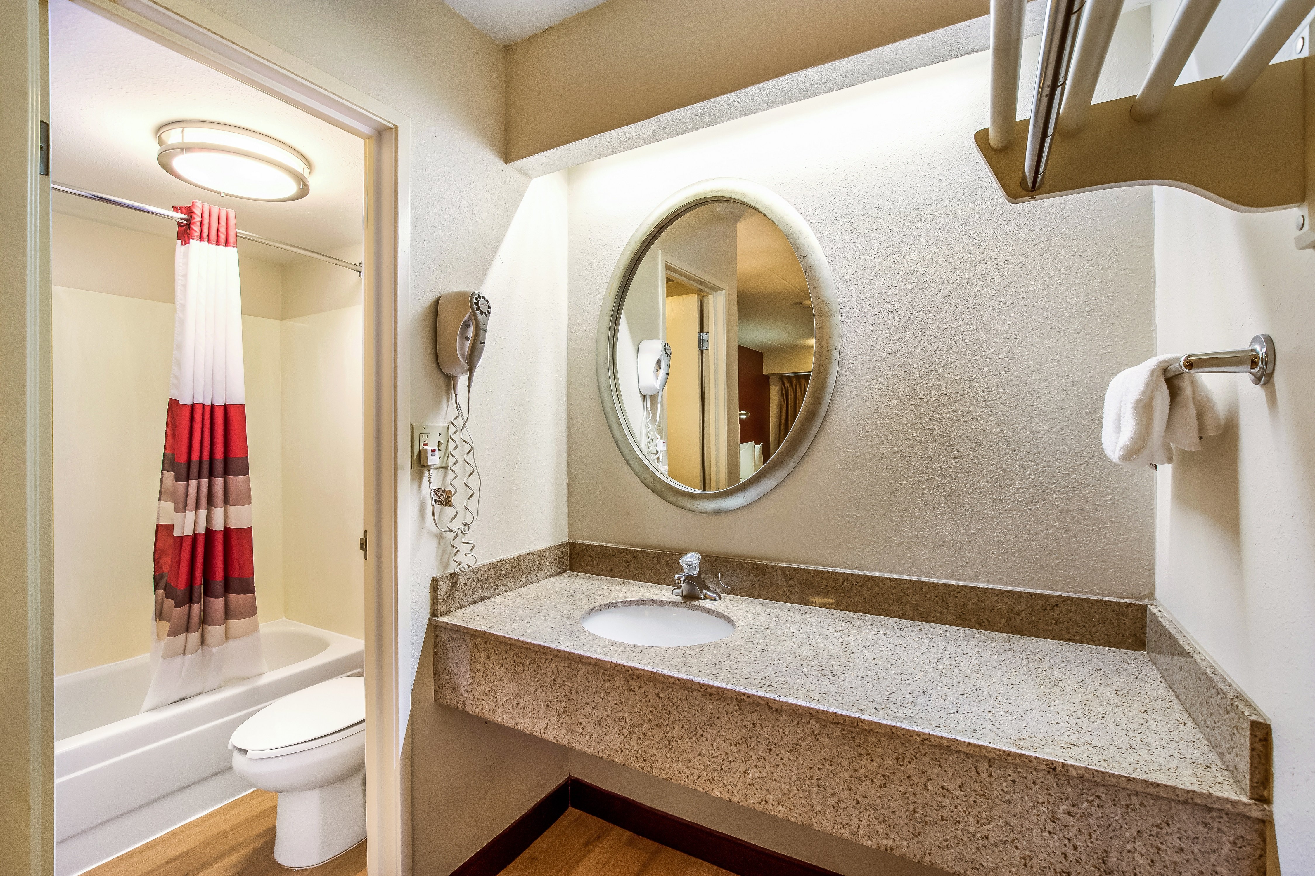 RED ROOF DETROIT-PLYMOUTH CANTON-guestroom-bathroom.jpg